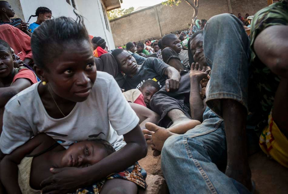 Une habitante de Bossangoa, dans l'ouest de la République centrafricaine, et d'autres villageois ayant trouvé refuge dans un camp de la Force multinationale de l'Afrique centrale (FOMAC), après avoir fui une attaque menée par des forces anti-balaka contre