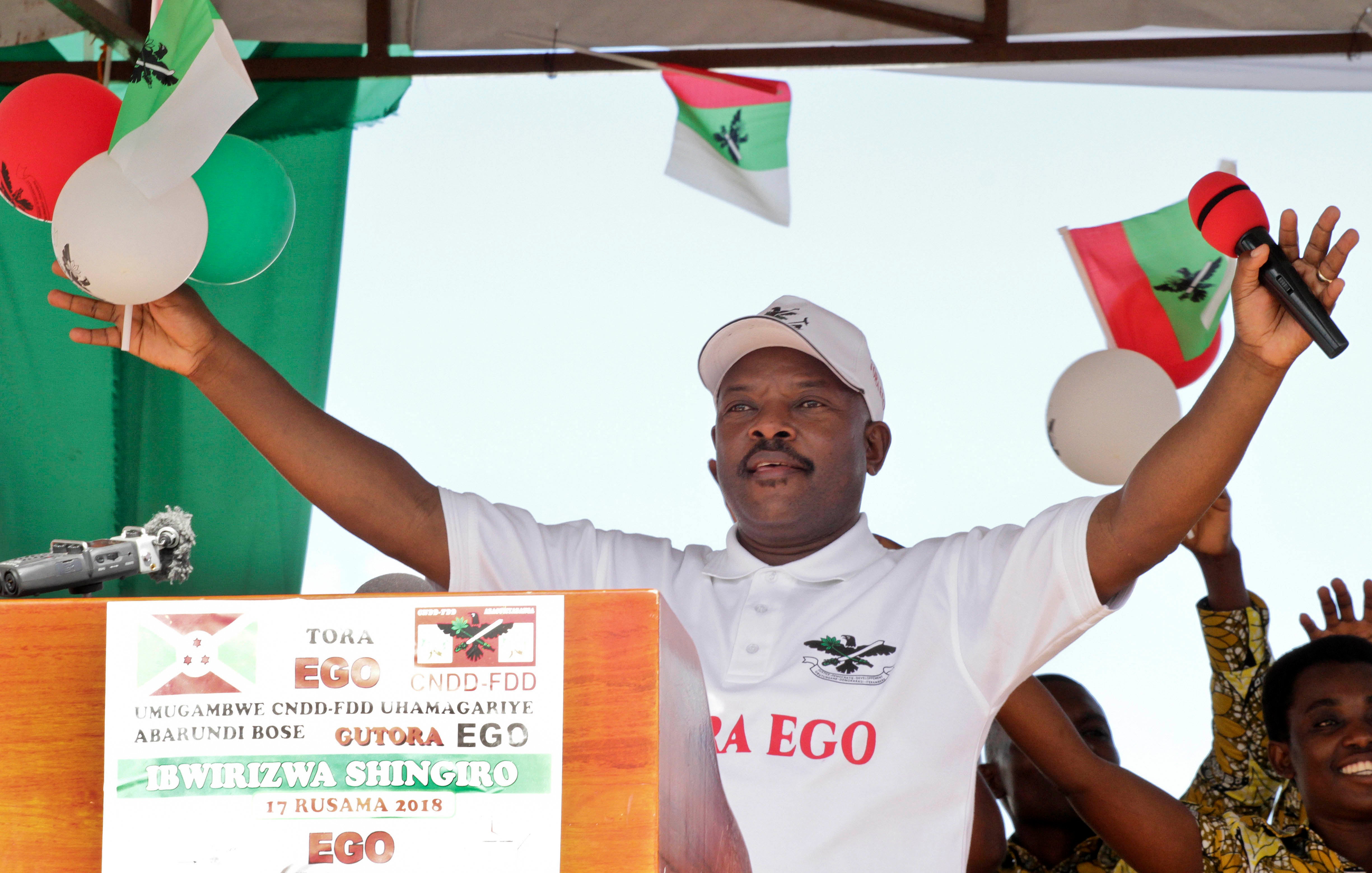 L’ancien président du Burundi, Pierre Nkurunziza, décédé le 8 juin 2020, participe à un rassemblement pour lancer la campagne du parti au pouvoir appelant à un « oui » au référendum constitutionnel, à Bugendana, province de Gitega, au Burundi, le 2 mai 2018.