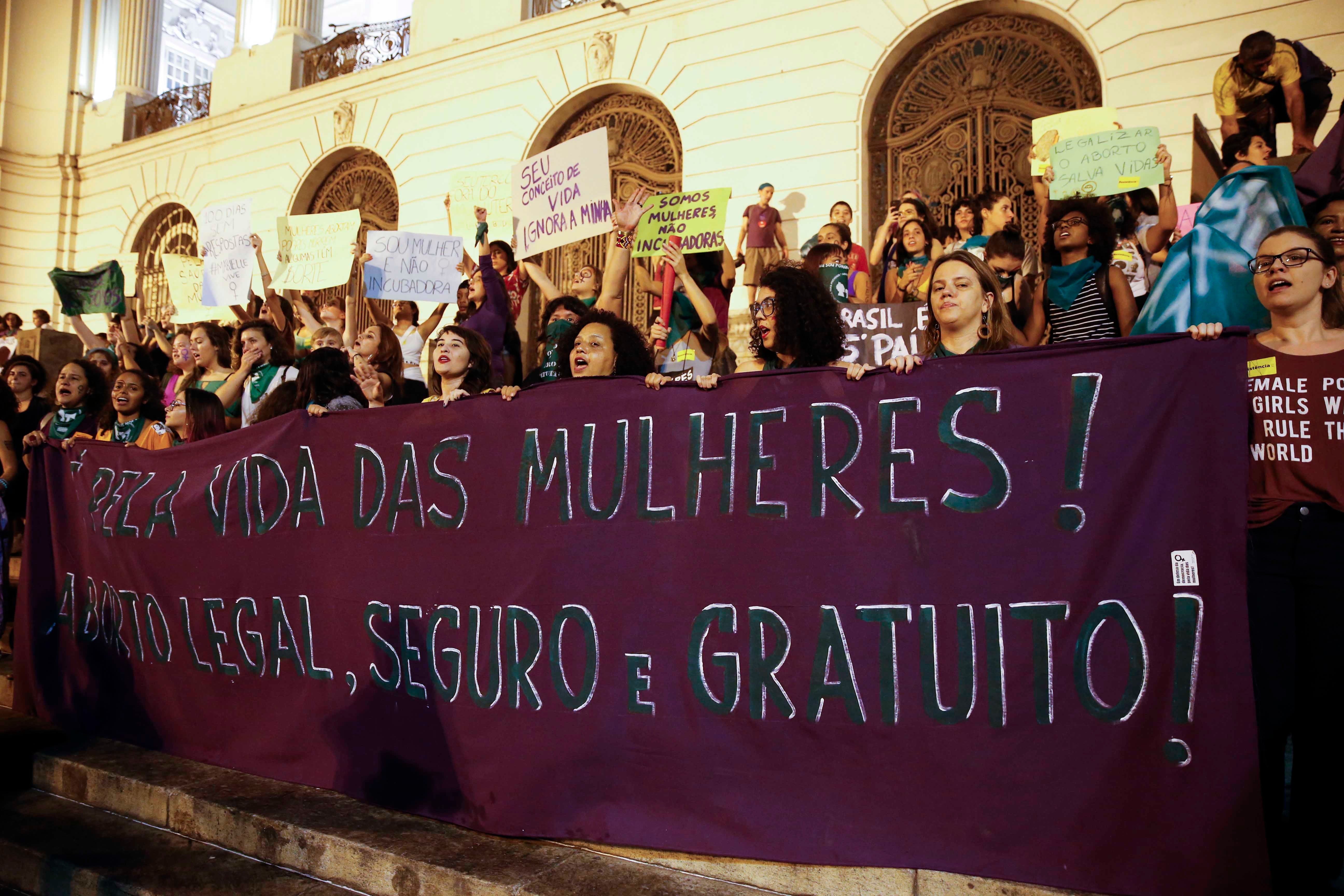 Mulheres seguram uma faixa pedindo “aborto legal, seguro e gratuito”