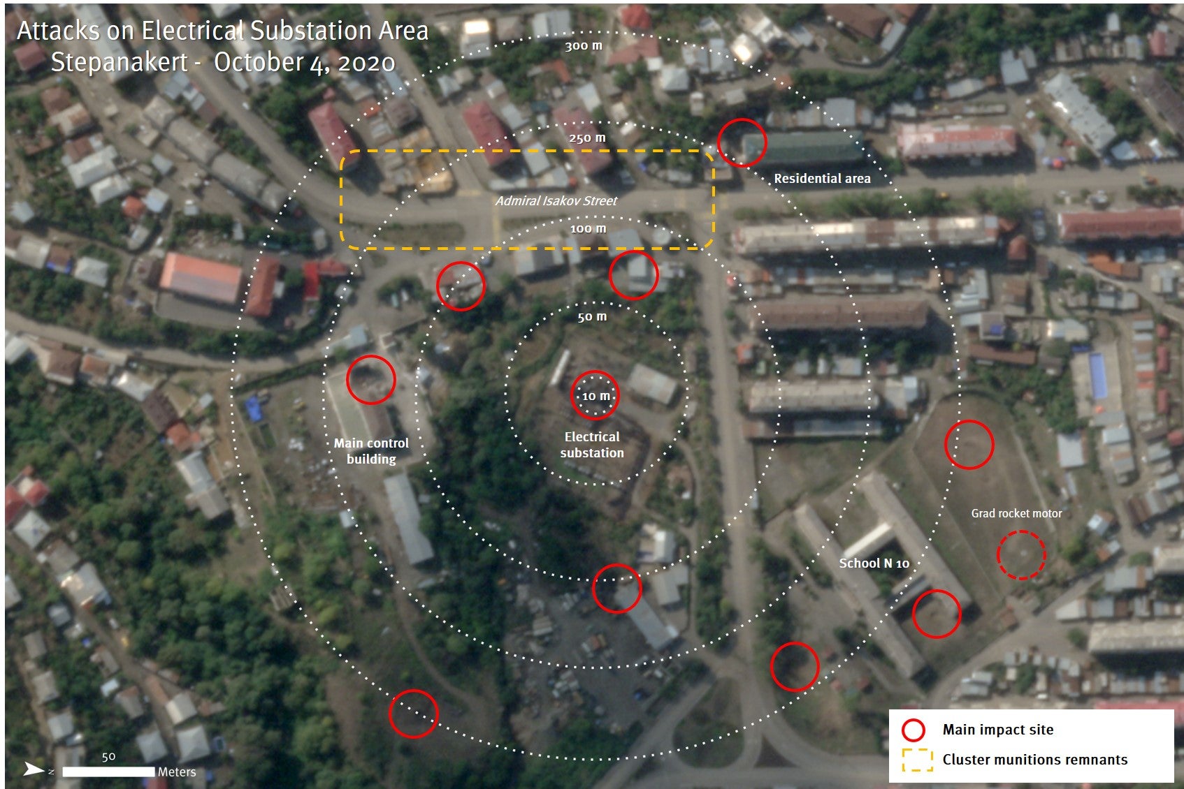 Спутниковый снимок от 8 октября 2020 г. Видны как минимум 10 попаданий в радиусе 300 м от подстанции «Арцахэнерго» в результате ударов 4 октября. Было несколько прямых попаданий по центральному диспетчерскому пункту, трансформаторам и распределительным сетям, и несколько попаданий повредили жилые и коммерческие объекты поблизости. Другие попадания пришлись по территории школы № 10. 