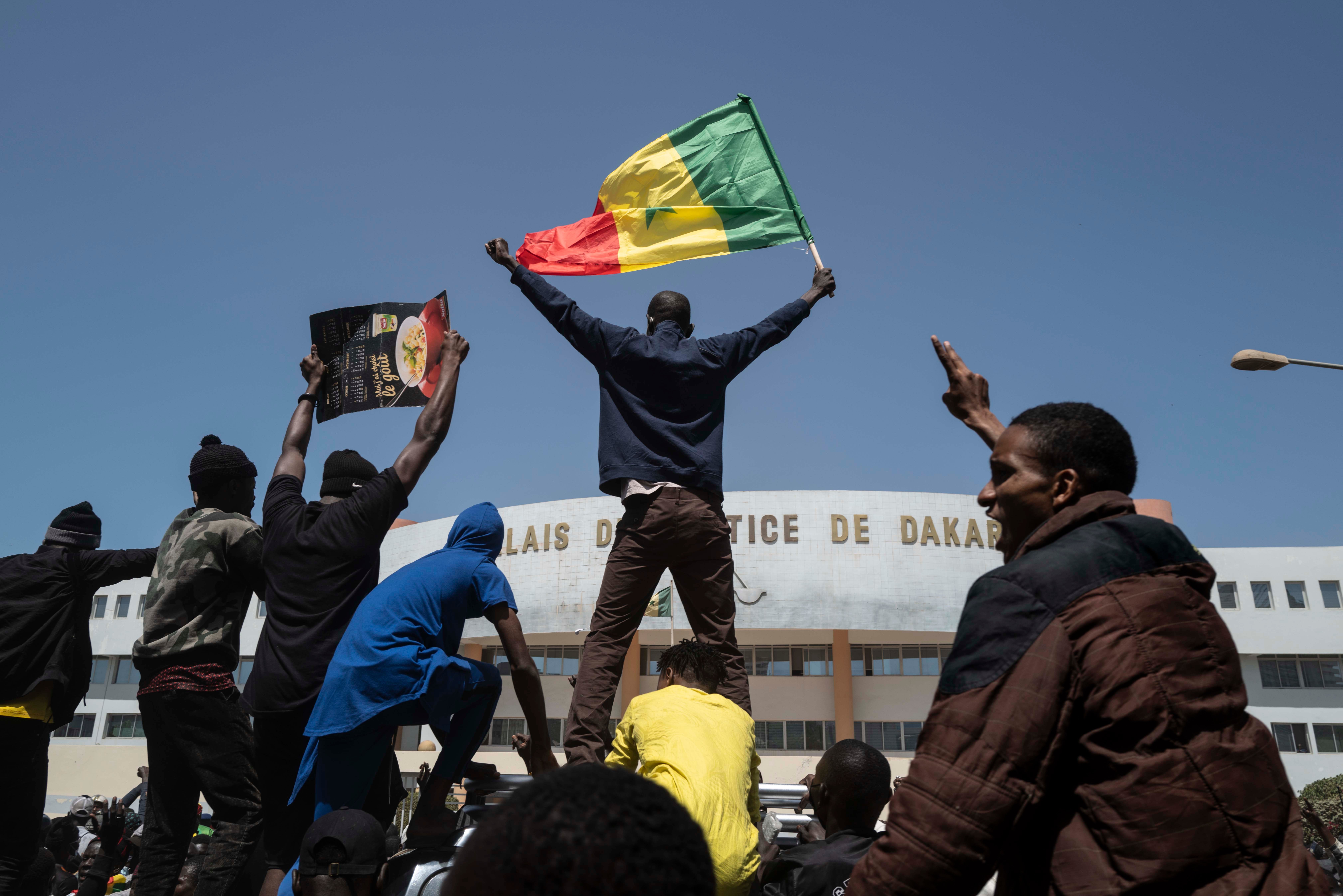 Des manifestants scandent des slogans lors d’une manifestation contre l’arrestation du leader de l’opposition et ancien candidat à l’élection présidentielle Ousmane Sonko, devant le Palais de justice de Dakar, au Sénégal, le 8 mars 2021. 