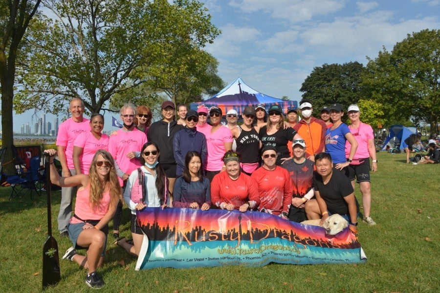 Kaola Baird (debout, deuxième en partant de la gauche) avec ses coéquipier·ère·s au Dragon Boat Race Festival en septembre 2021.