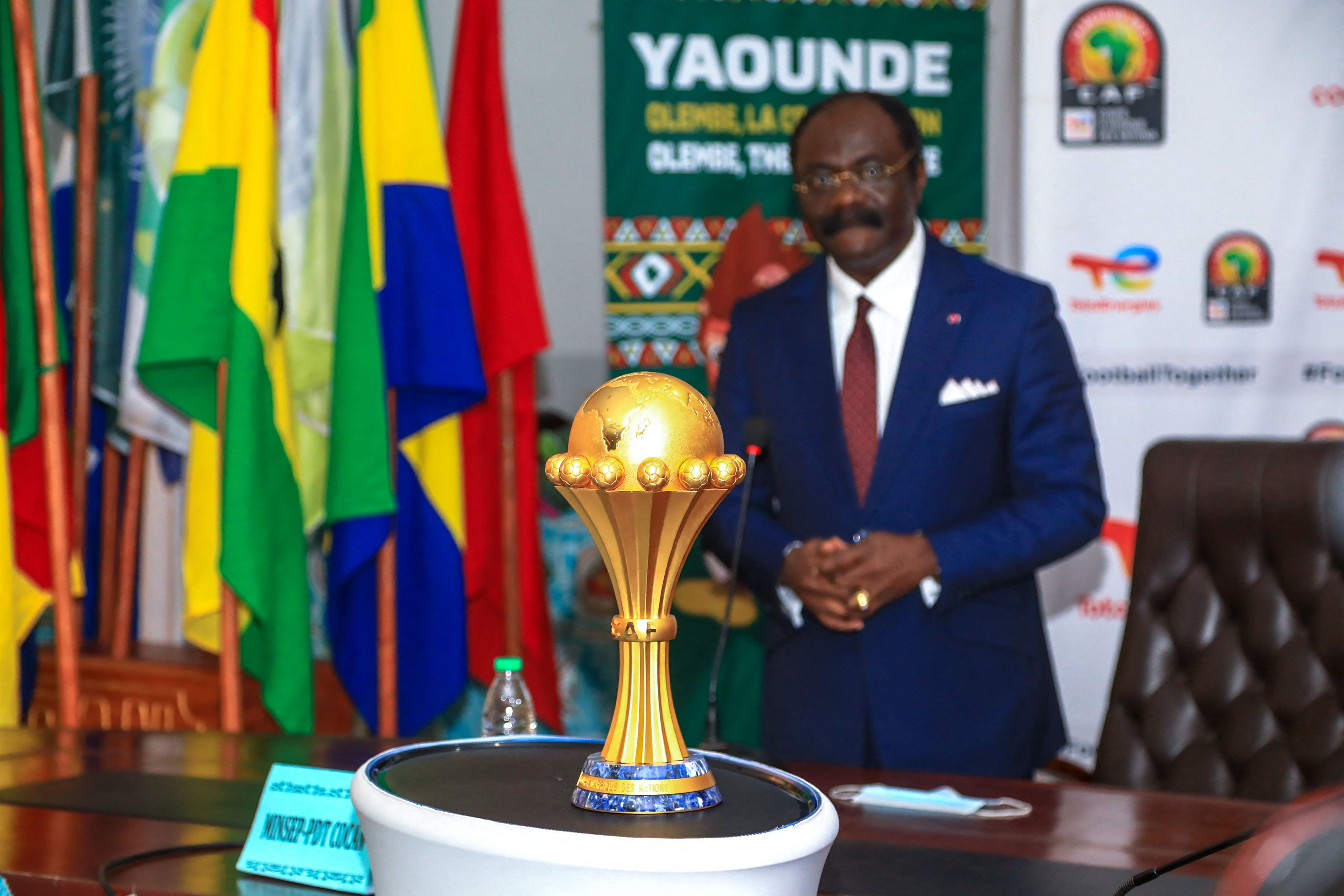 Narcisse Mouelle Kombi, ministre camerounais des Sports et de l’Éducation physique, assiste à la présentation du trophée de la Coupe d’Afrique des Nations à Yaoundé, le 7 décembre 2021. 
