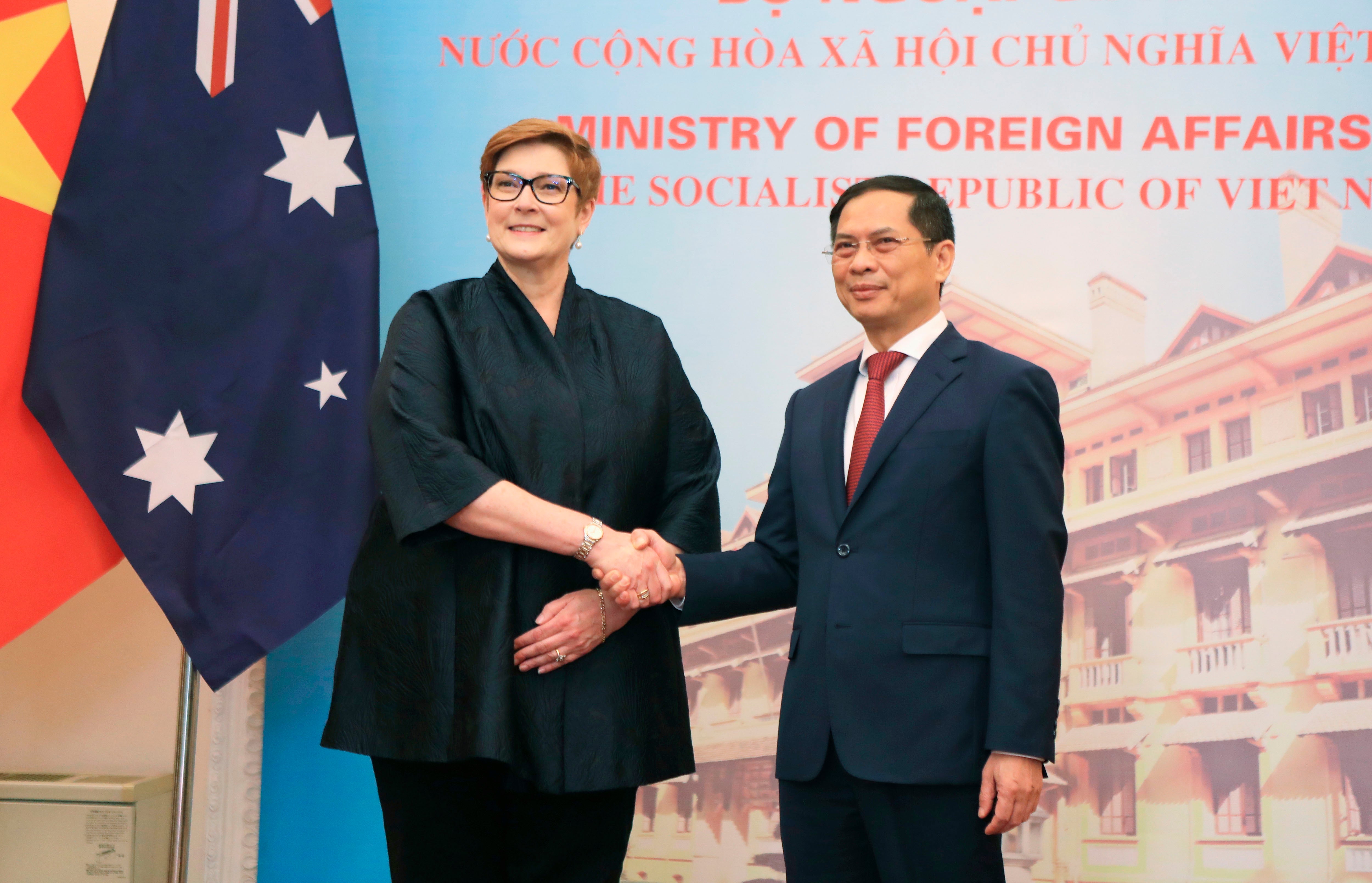 Australia’s Foreign Minister Marise Payne and Vietnam's Foreign Minister Bui Thanh Son shake hands.