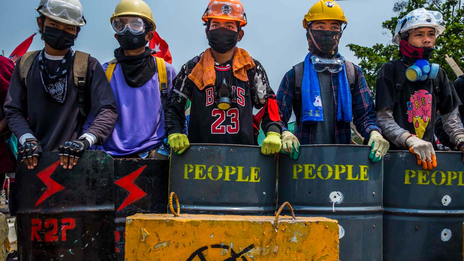 Demonstrierende in Myanmar versammeln sich mit selbstgebastelten Schilden und Schutzausrüstung, um sich während der gewaltsamen Übergriffe nach dem Militärputsch am 1. Februar 2021 gegen die Sicherheitskräfte zu verteidigen.