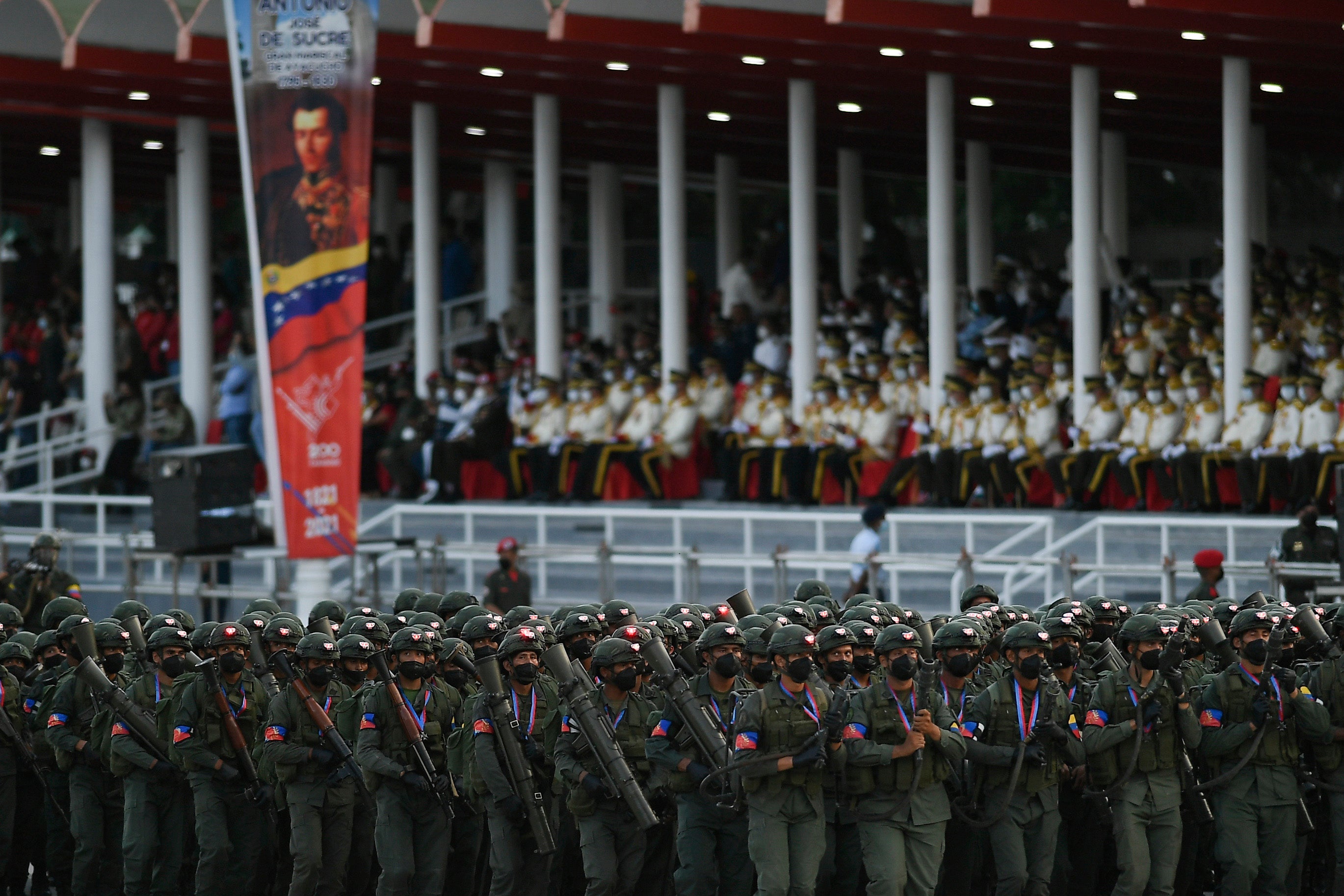 Soldados marchan durante un desfile militar por el Día de la Independencia en Caracas, Venezuela, el lunes 5 de julio de 2021. (AP Photo/Matias Delacroix)