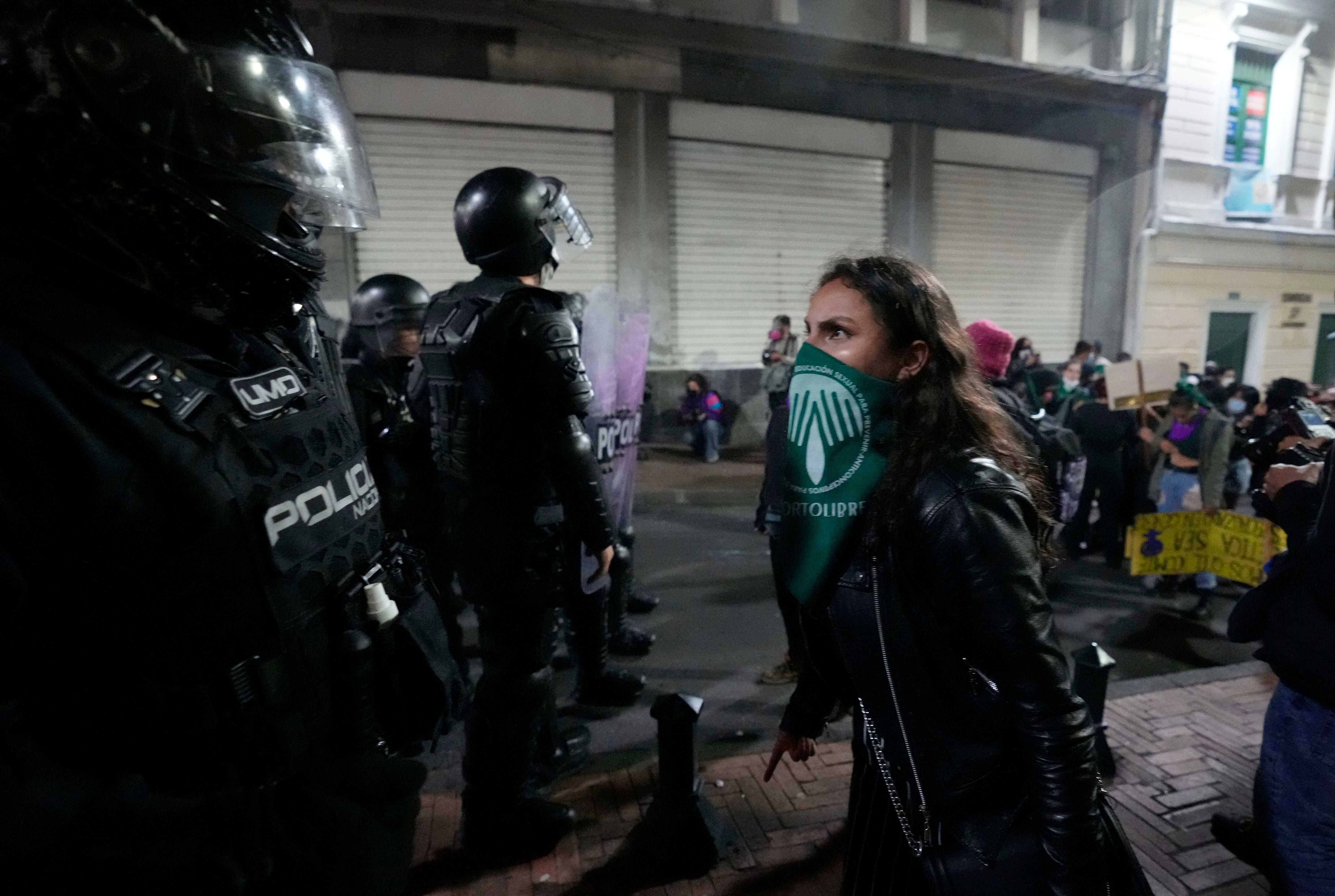 La policía bloquea calles en el centro de Quito, Ecuador, durante una marcha para conmemorar el Día Internacional de la Mujer, el 8 de marzo de 2022.