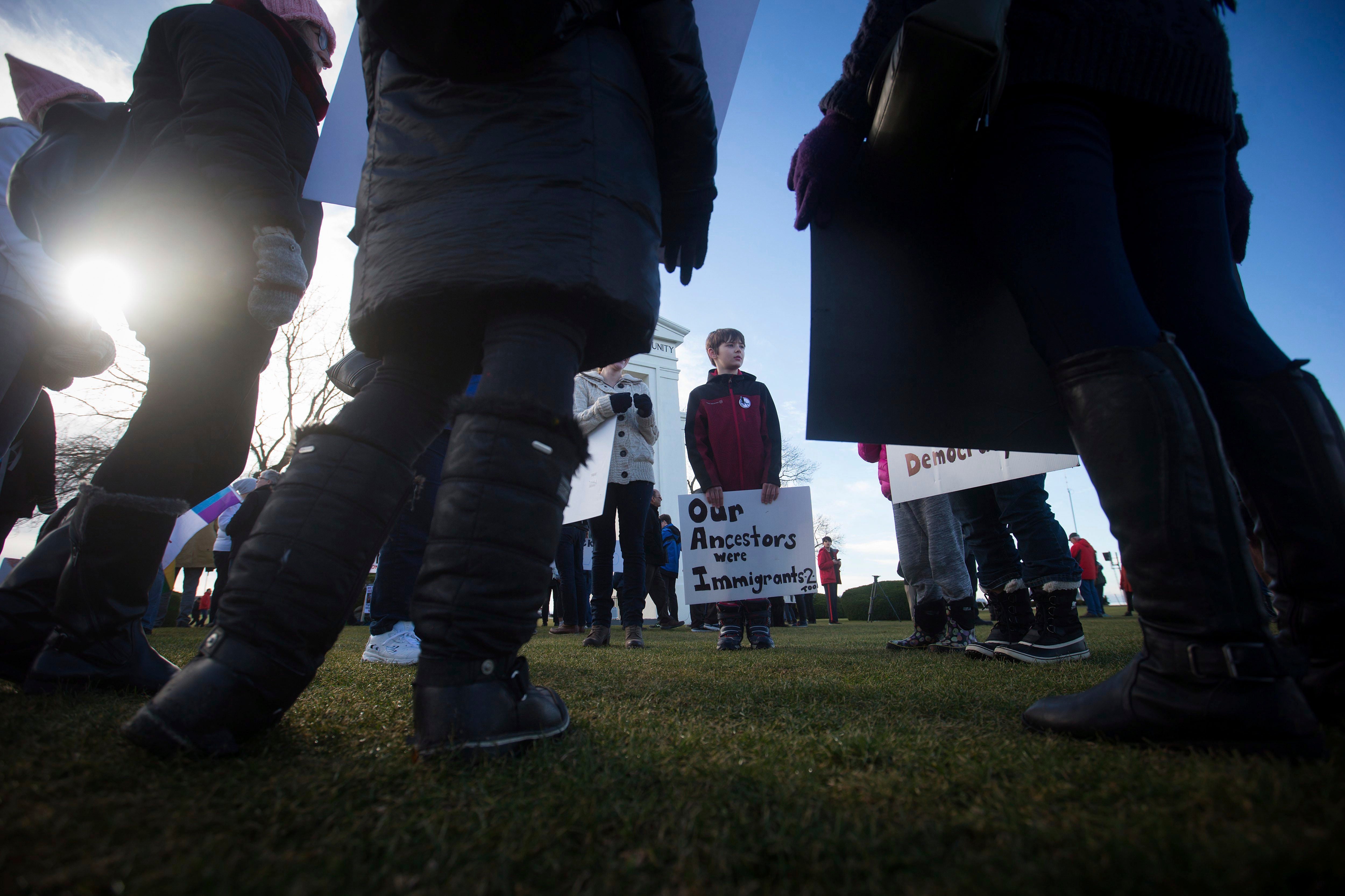 Une manifestation en faveur des droits des migrants, tenue le 12 février 2017 au point de passage frontalier « Peace Arch-Douglas » à Surrey, en Colombie-Britannique au Canada, près de la frontière avec les États-Unis. 