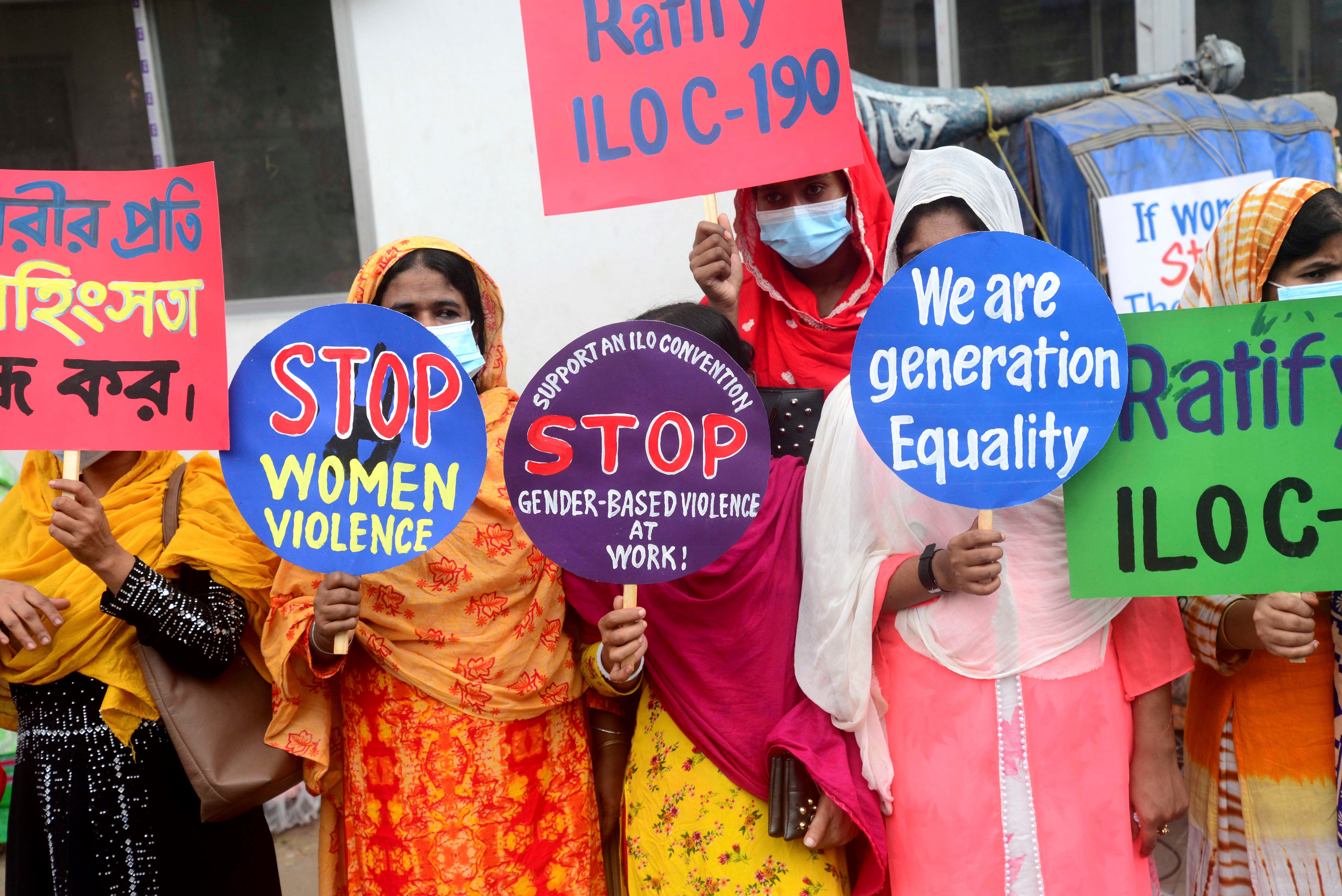 Des travailleuses du secteur textile manifestent pour exiger la fin des violences et du harcèlement sur les lieux de travail et la ratification et la mise en application de la Convention 190 de l'OIT, à Dhaka, au Bangladesh, le 12 novembre 2021. 