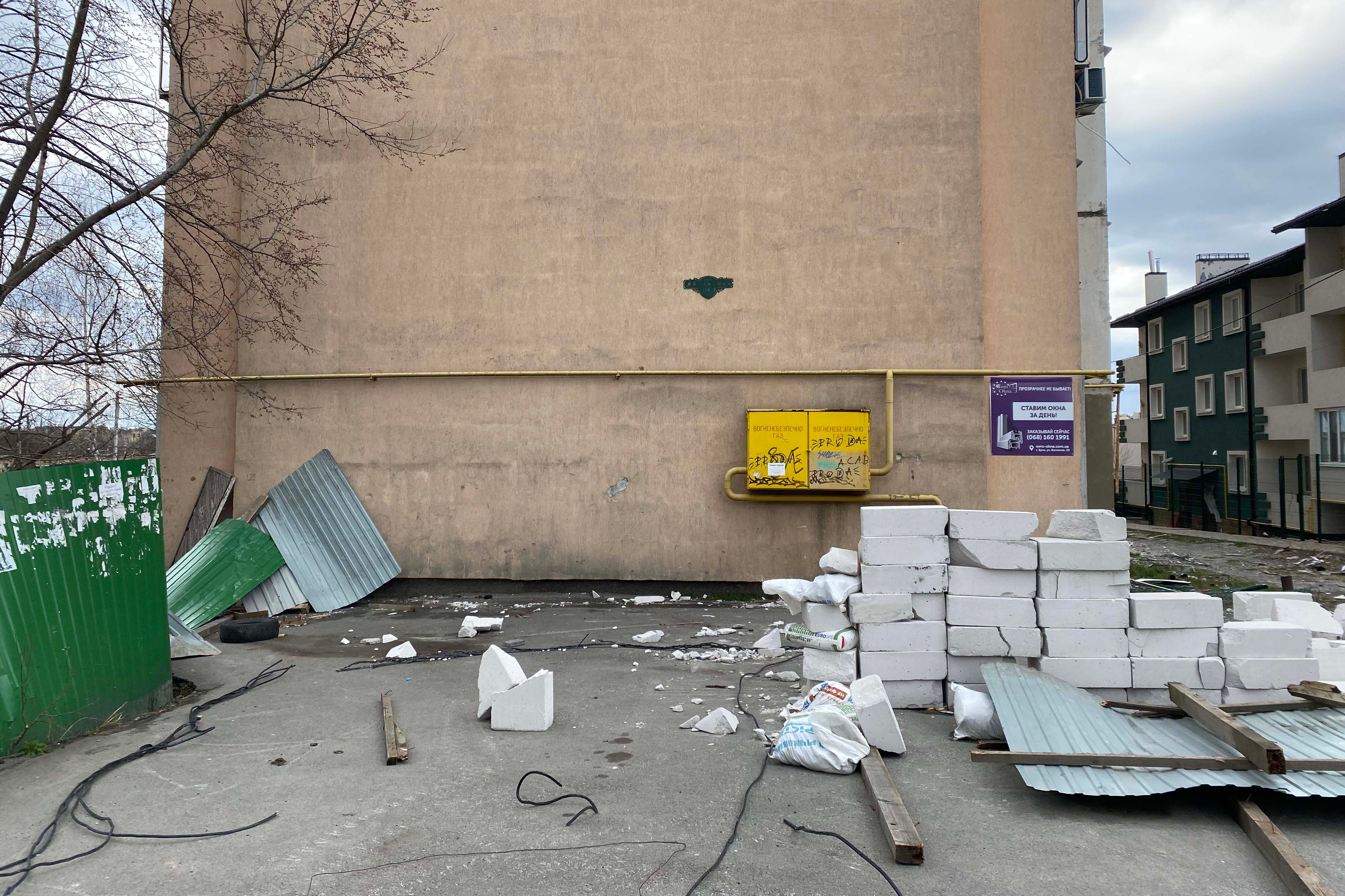 Большое пятно крови осталось на месте, где соседи нашли тело 33-летнего Олега.