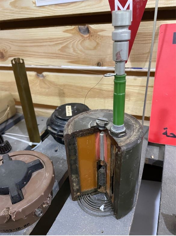 Противопехотная выпрыгивающая мина кругового поражения ОЗМ-72 на экспозиции организации по разминированию Free Fields в Триполи в марте 2022 г.