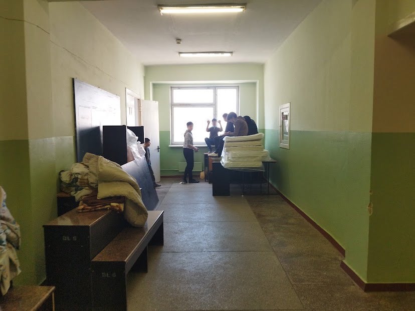 Дети машут фотографу рукой в коридоре центра FRISPA. Кишинев, Молдова, конец марта 2022. 