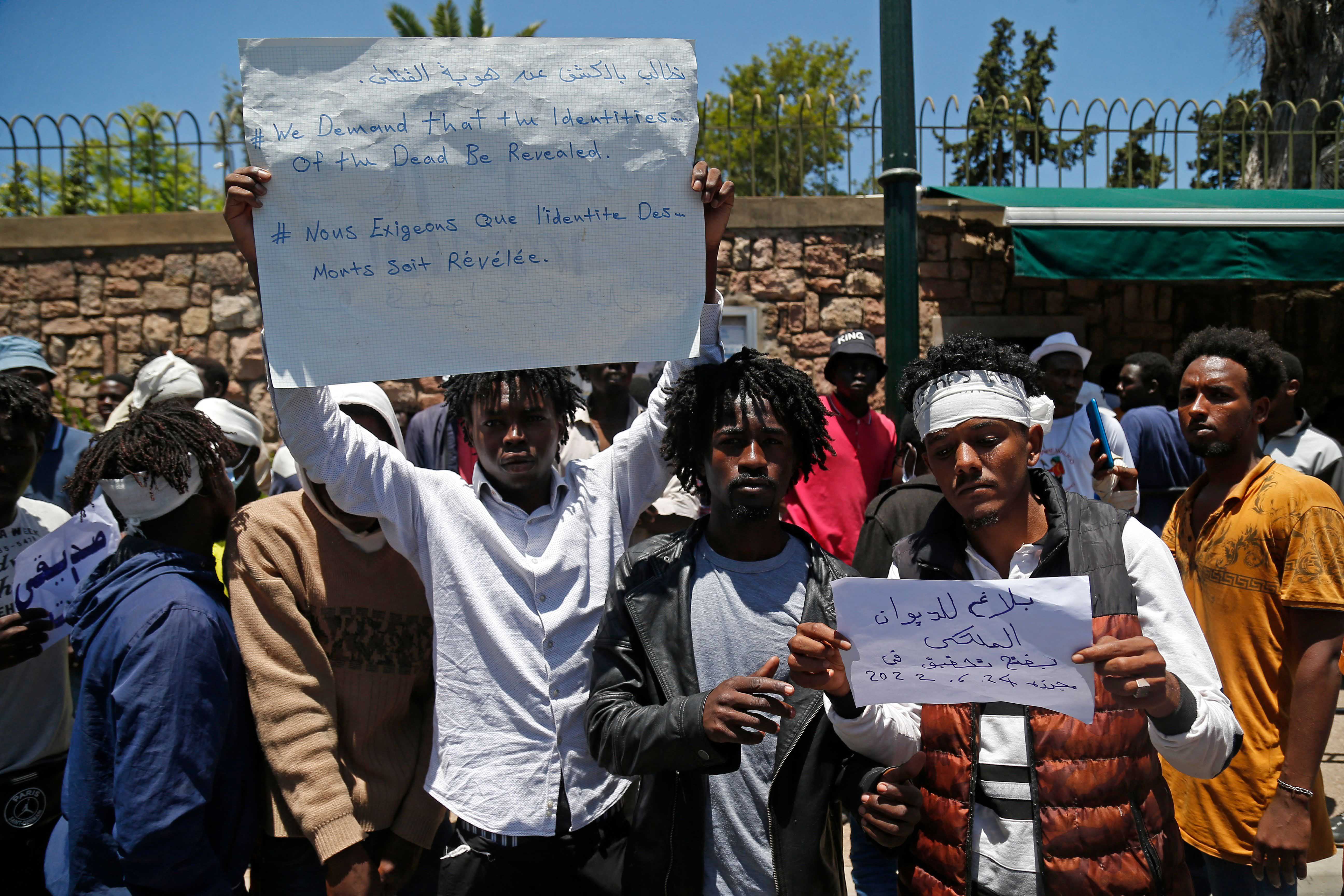 Migrantes sostienen pancartas durante una manifestación contra el racismo en la capital marroquí, Rabat, el 28 de junio de 2022.