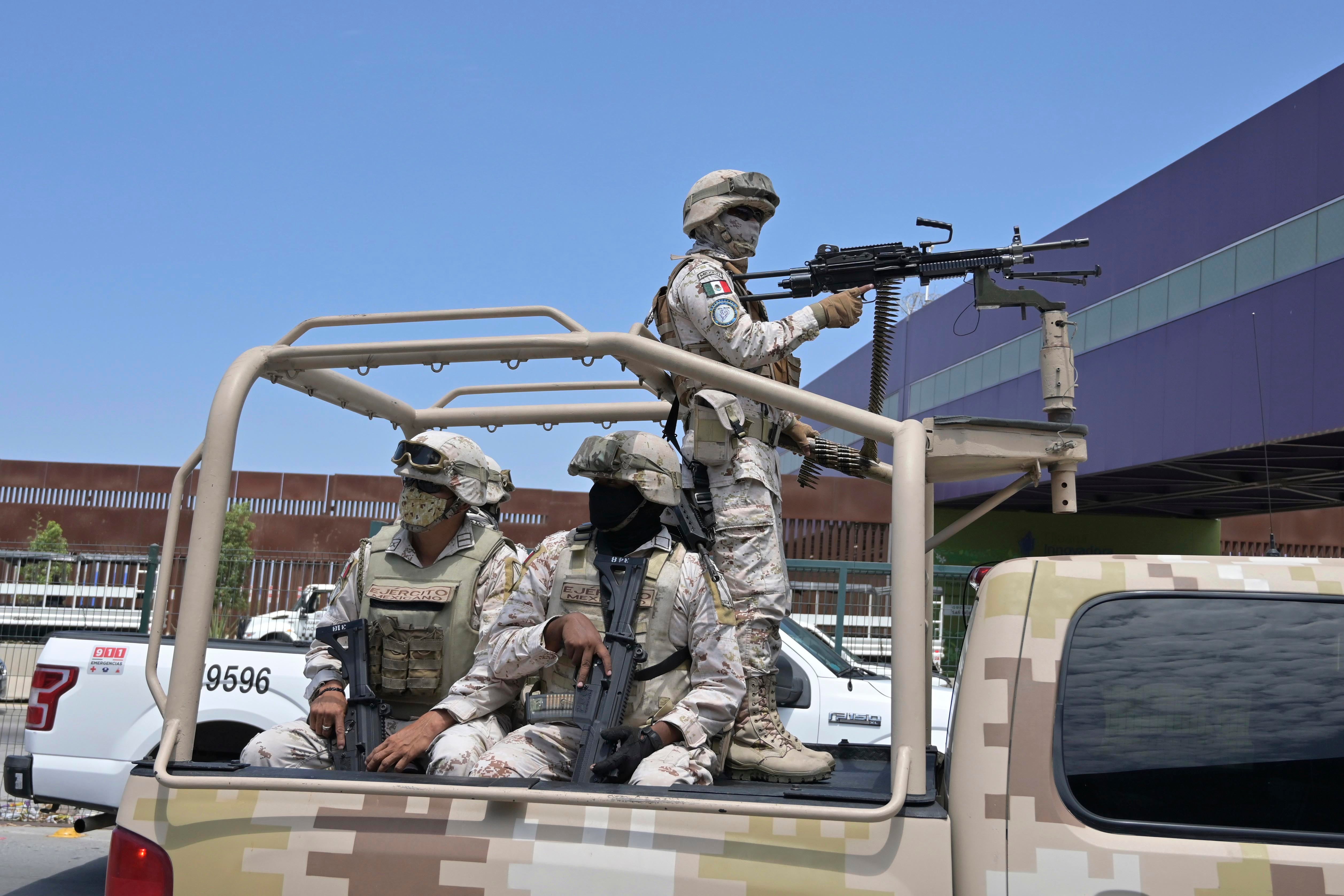 Cientos de tropas militares se unieron a la guardia nacional de México en patrulla tras los ataques de grupos criminales en Tijuana, el 13 de agosto de 2022.