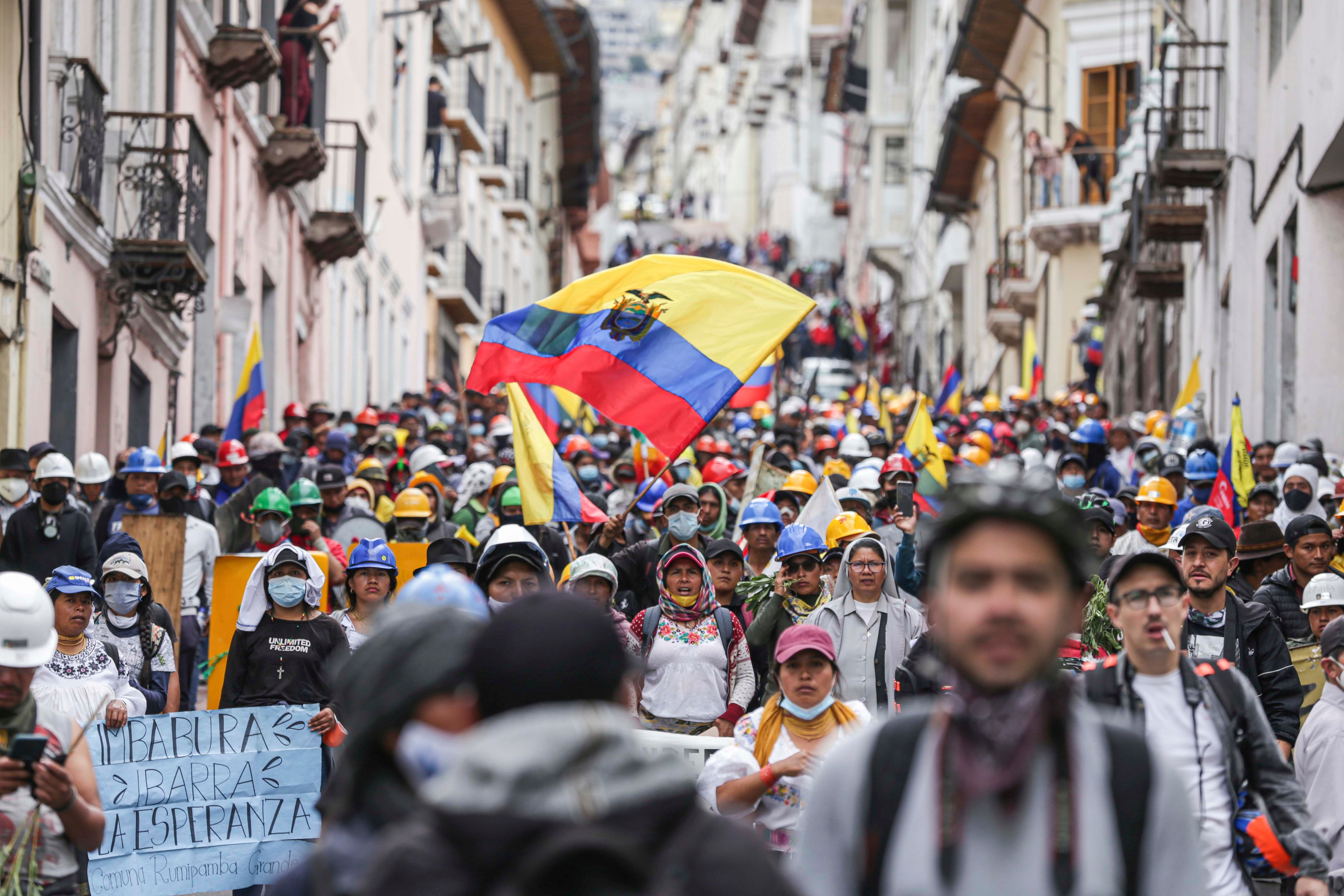 Manifestantes indígenas protestan en las calles de la capital por 15º día consecutivo el 27 de junio de 2022 en Quito, Ecuador.