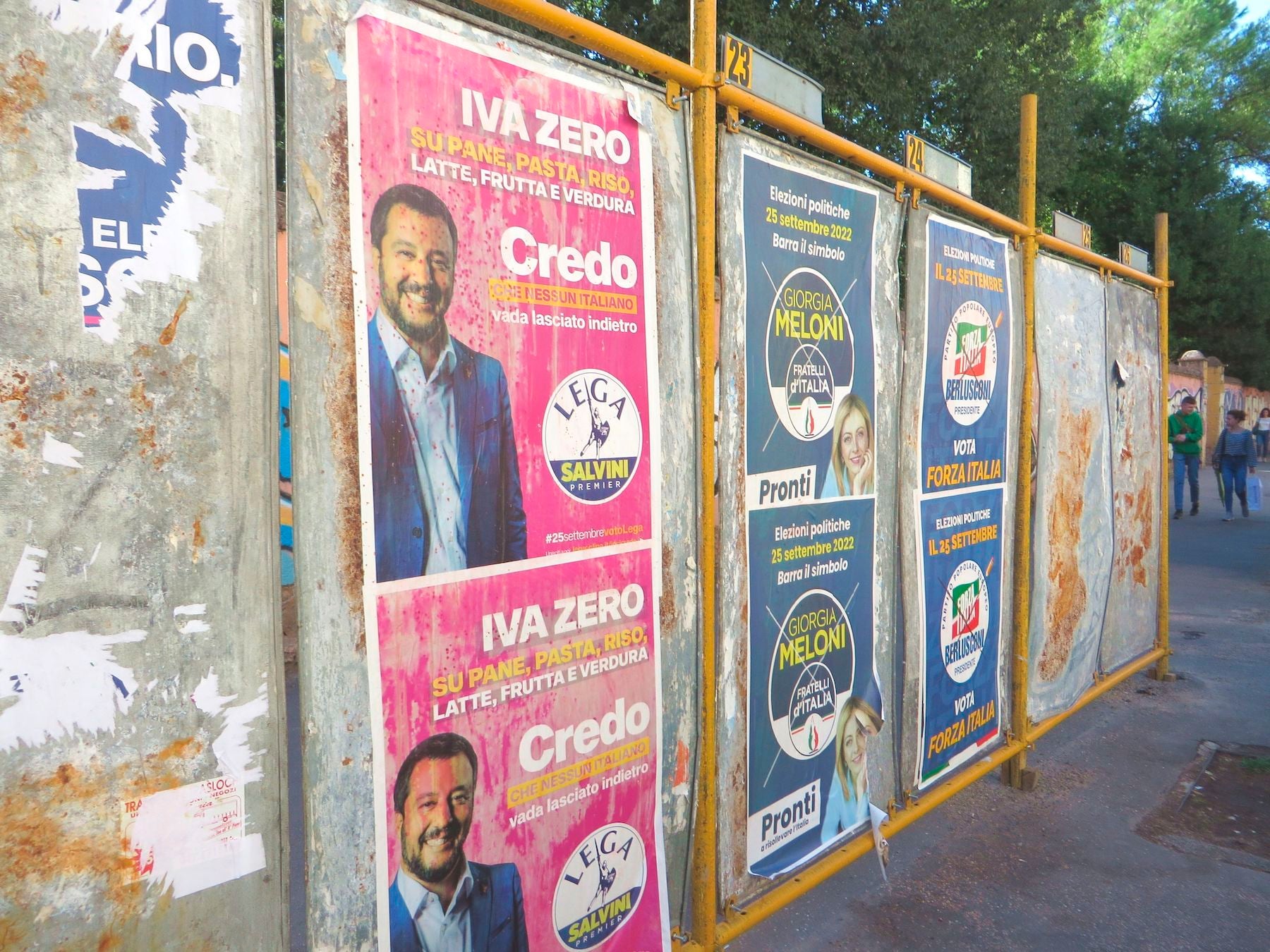 Manifesti elettorali di Fratelli d'Italia, Lega con Salvini e Forza Italia visibili in alcune strade prima delle elezioni a Roma, Italia, il 16 settembre 2022. 