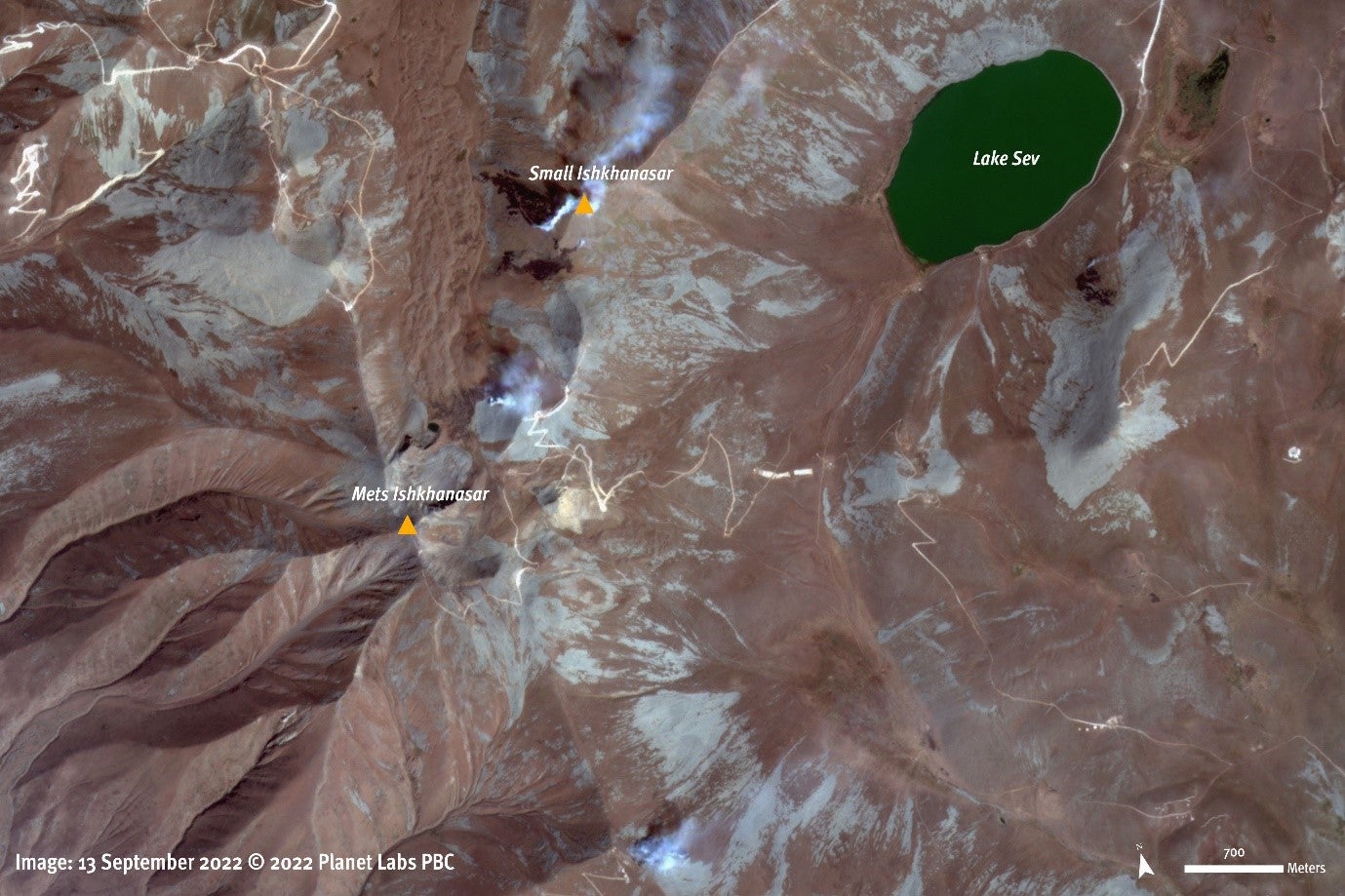 Image satellite montrant une région montagneuse près du lac Sev en Arménie, près de la frontière avec l’Azerbaïdjan, le 13 septembre 2022. Les nuages de fumée pourraient provenir de combats dans cette région, où des prisonniers de guerre arméniens auraient été exécutés, selon une vidéo diffusée sur les réseaux sociaux.
