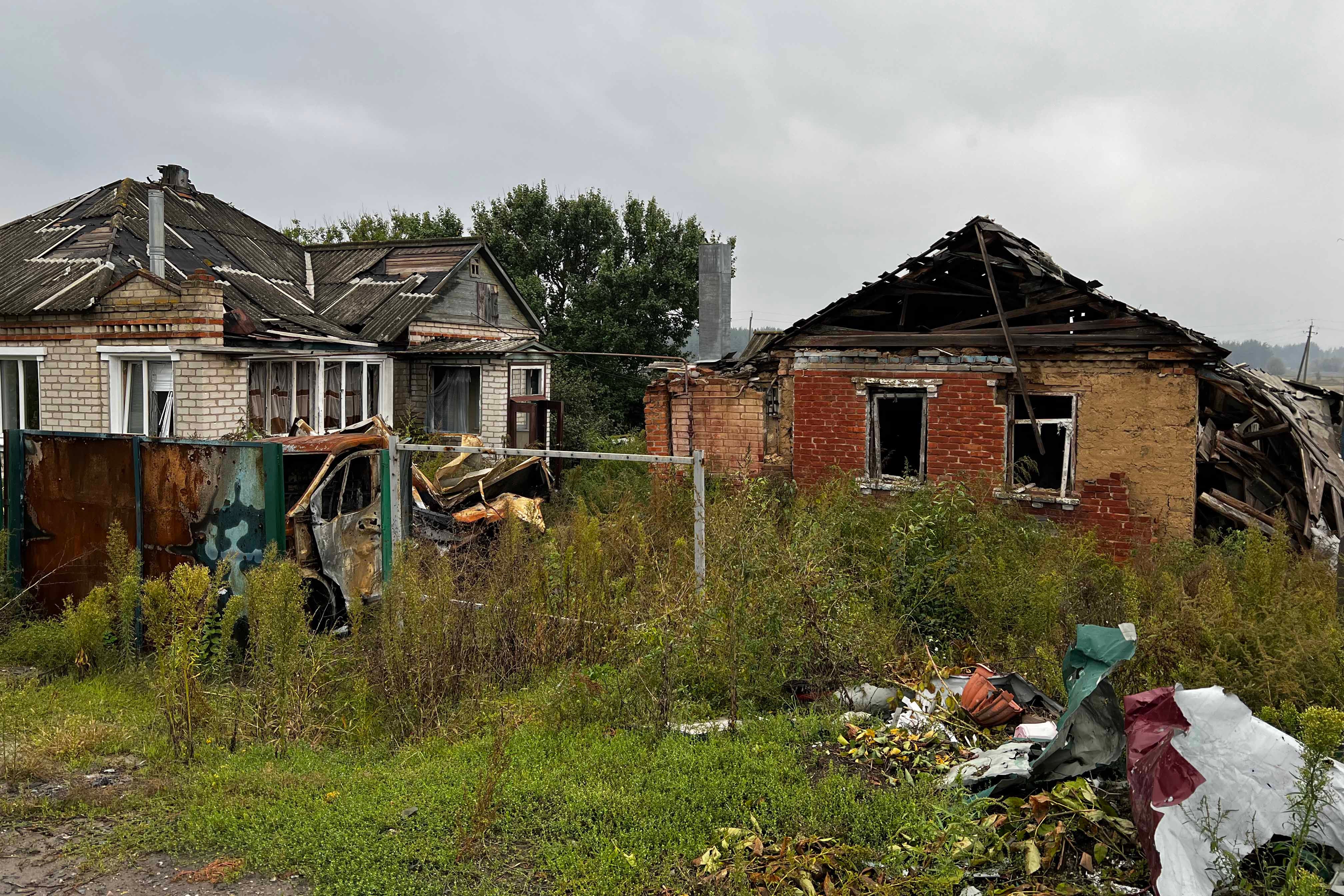 Російські війська утримували та катували чоловіків у підвалі за цими будинками, які вони займали протягом березня та квітня в селі Капитолівка Харківської області. 28 вересня 2022 року.