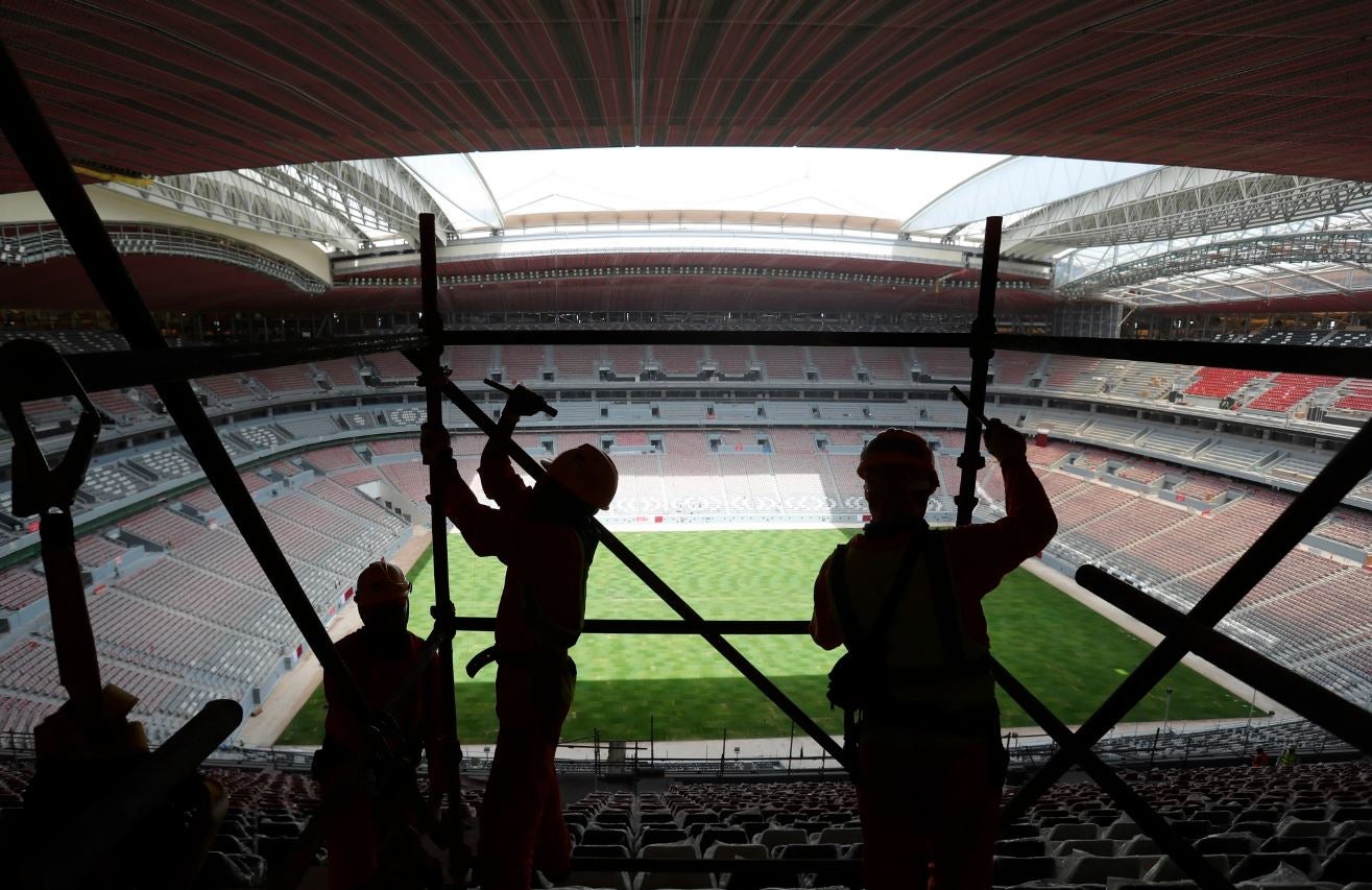 Des ouvriers  démantelaient l’échafaudage au stade Al Bayt à Al Khor, au Qatar, le 29 avril 2019. 