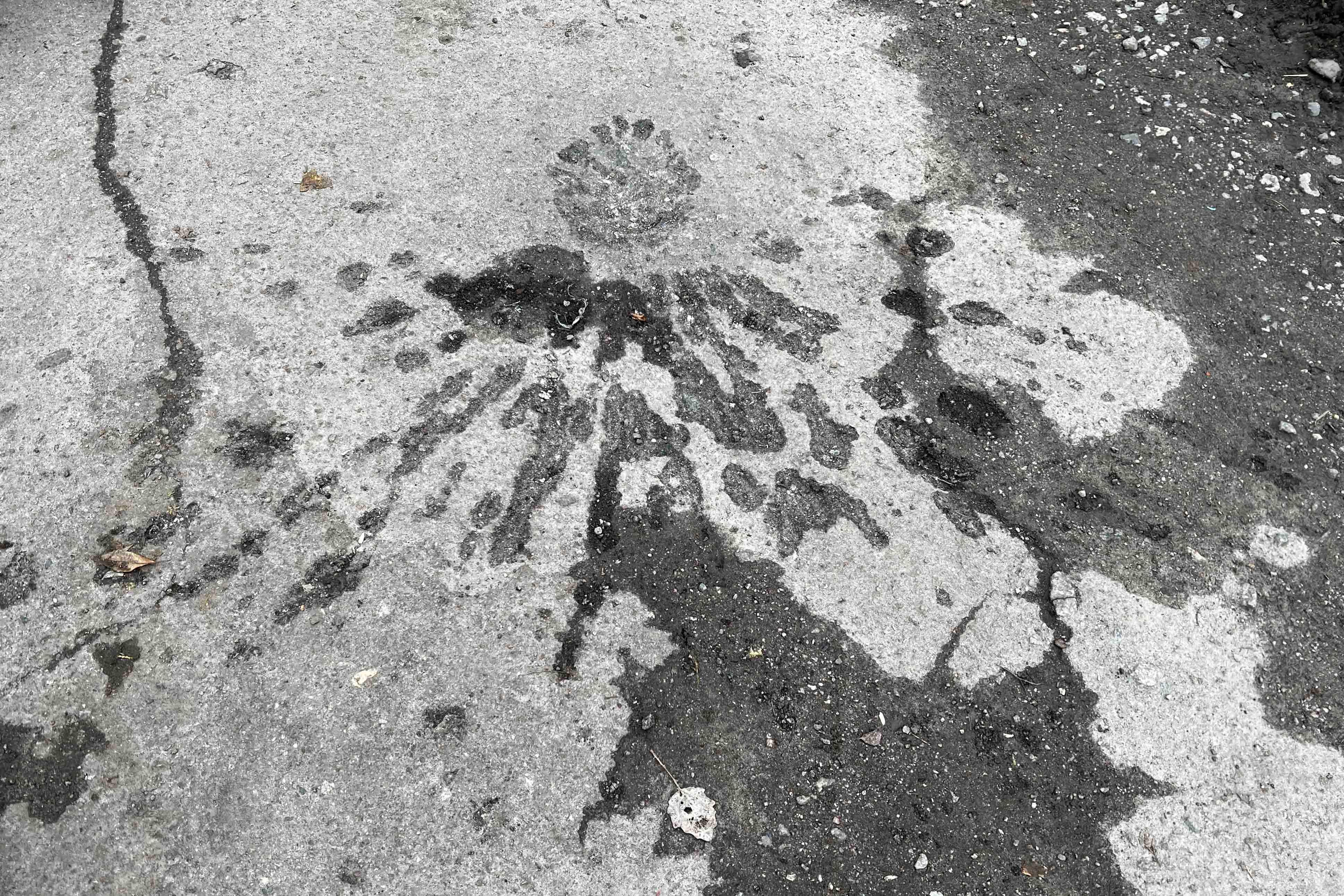 Ces traces d’impact vues sur le pavé d’une rue d’un quartier densément peuplé de la ville de Kherson, en Ukraine, le 22 novembre 2022, correspondent à un schéma de fragmentation qui laisse supposer l’utilisation d’une d'arme à sous-munitions russe. Une attaque menée le 21 novembre a blessé trois civils dans cette zone.