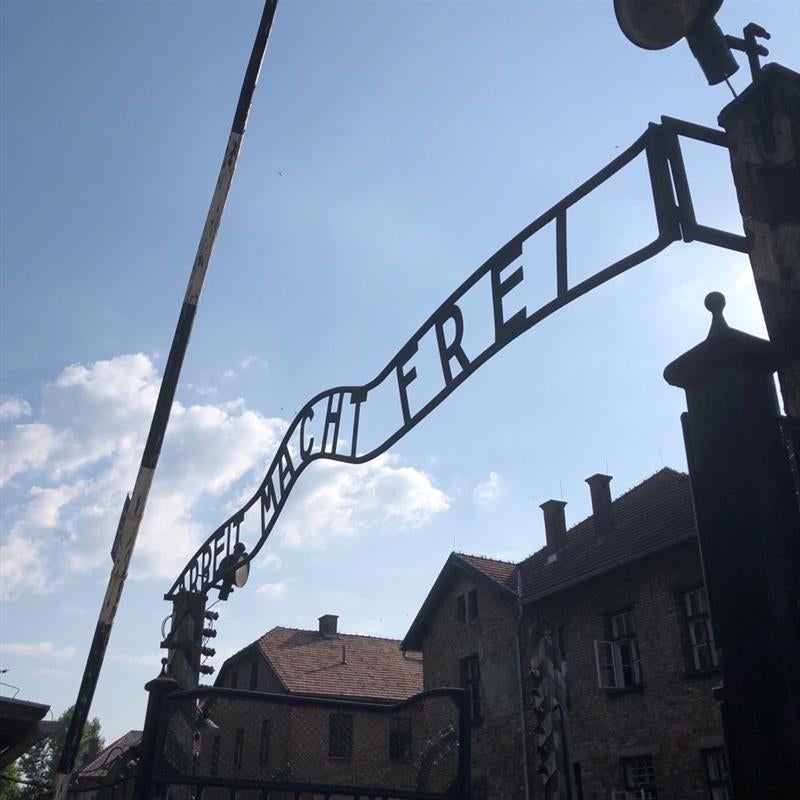 Porte de l'ancien camp de concentration et d'extermination nazi d'Auschwitz. 