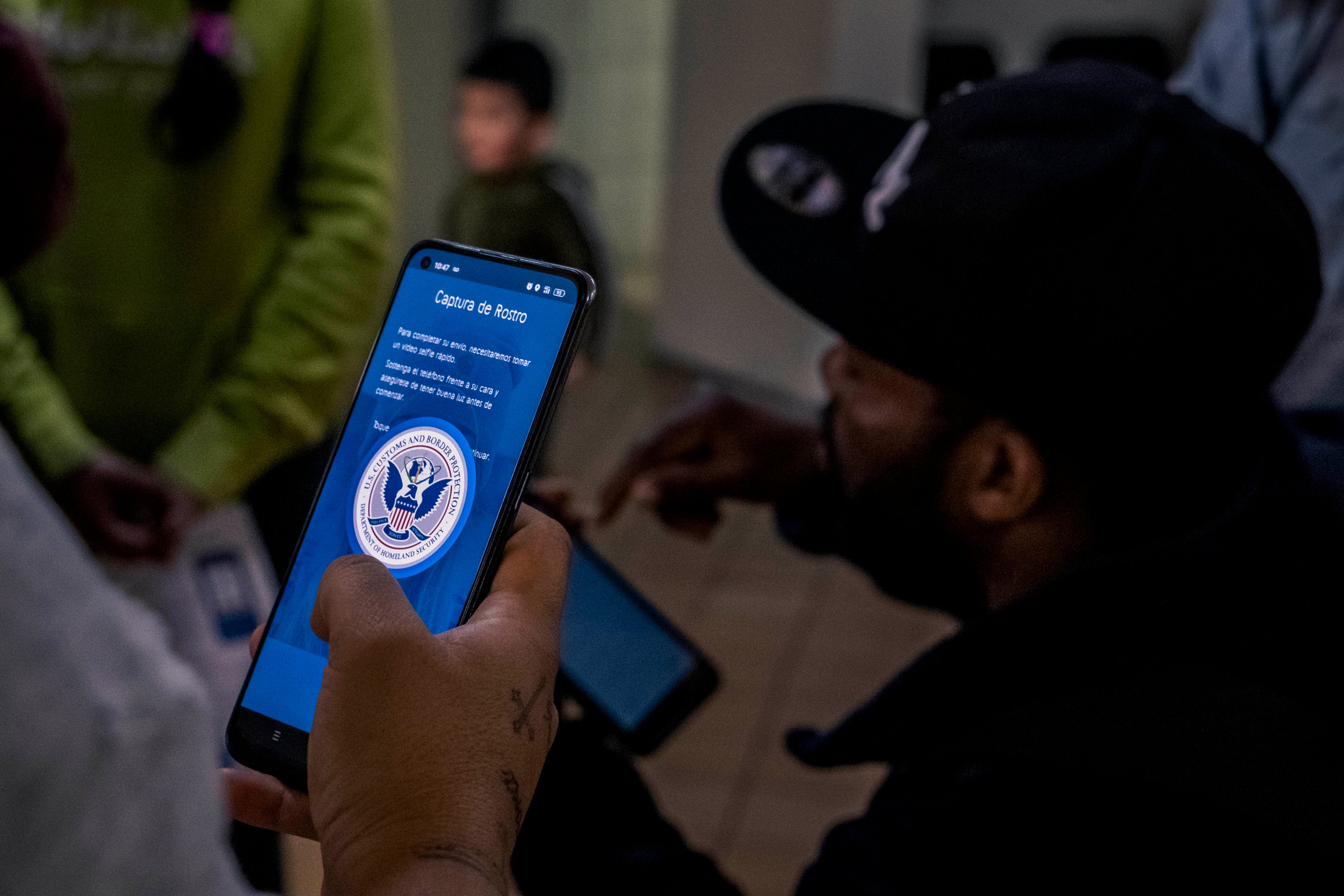 Un solicitante de asilo en Tijuana, México, intenta utilizar la nueva aplicación móvil CBP One de la Oficina de Aduanas y Protección Fronteriza de Estados Unidos
