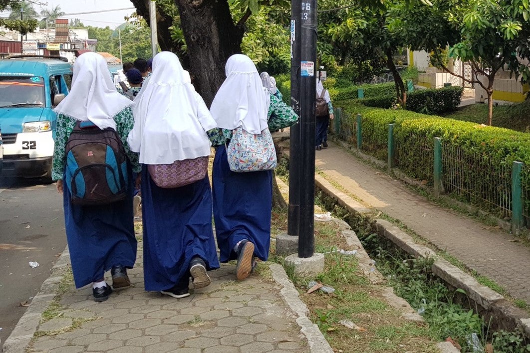 3 female students wearing hijabs