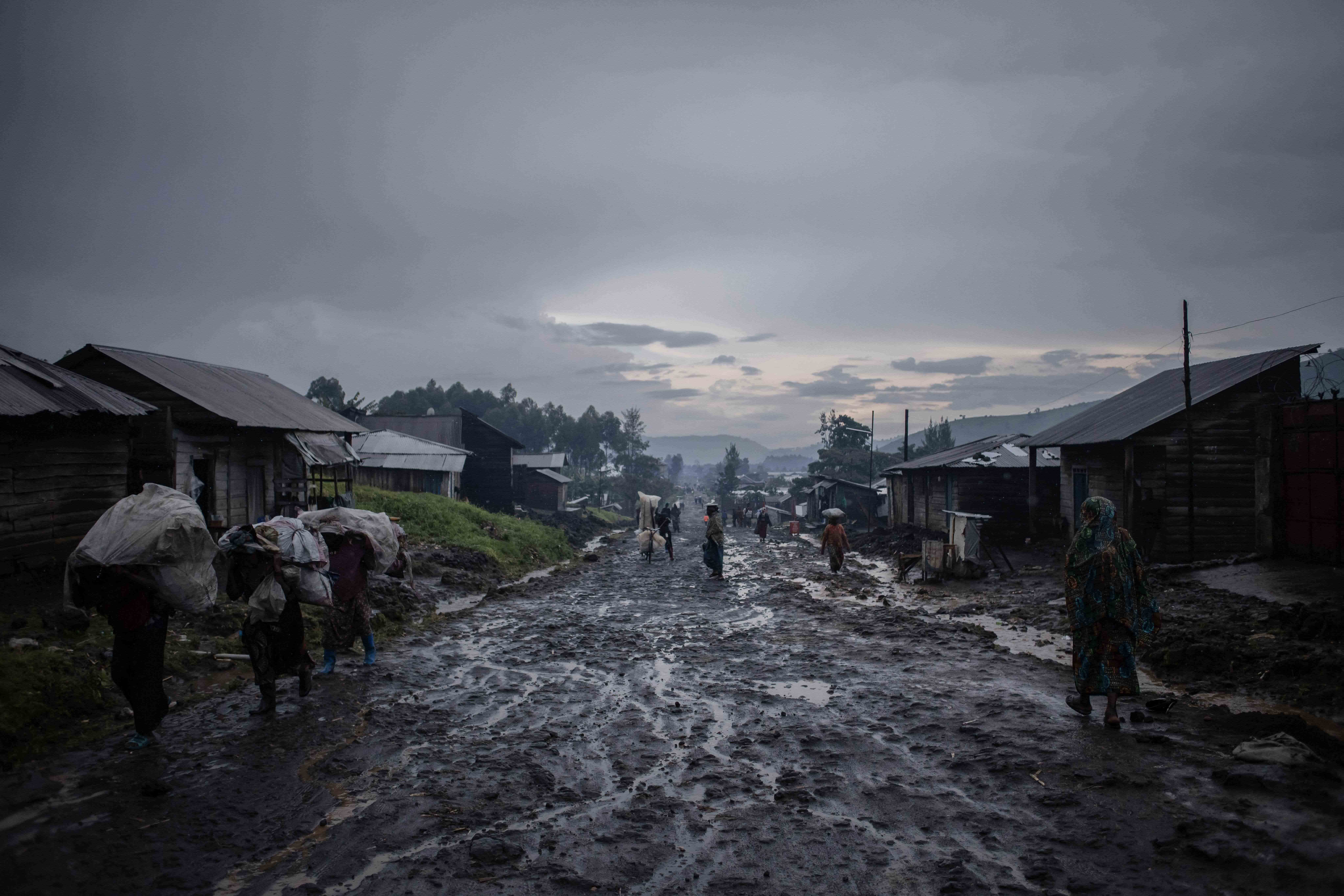After the rain, traders leave the market with their luggage in Kitchanga