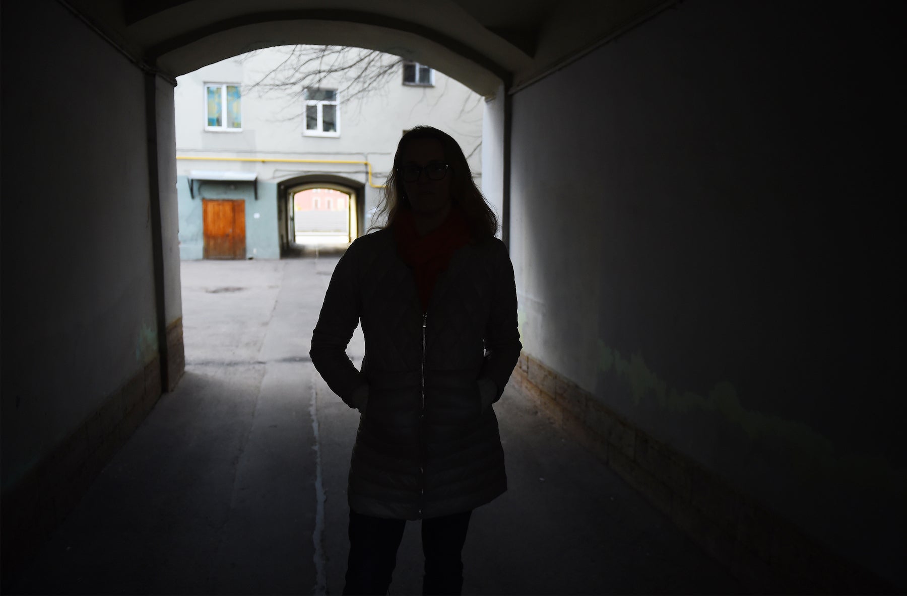 Российская трансгендерная женщина идёт по Санкт-Петербургу 12 апреля 2019 года. 