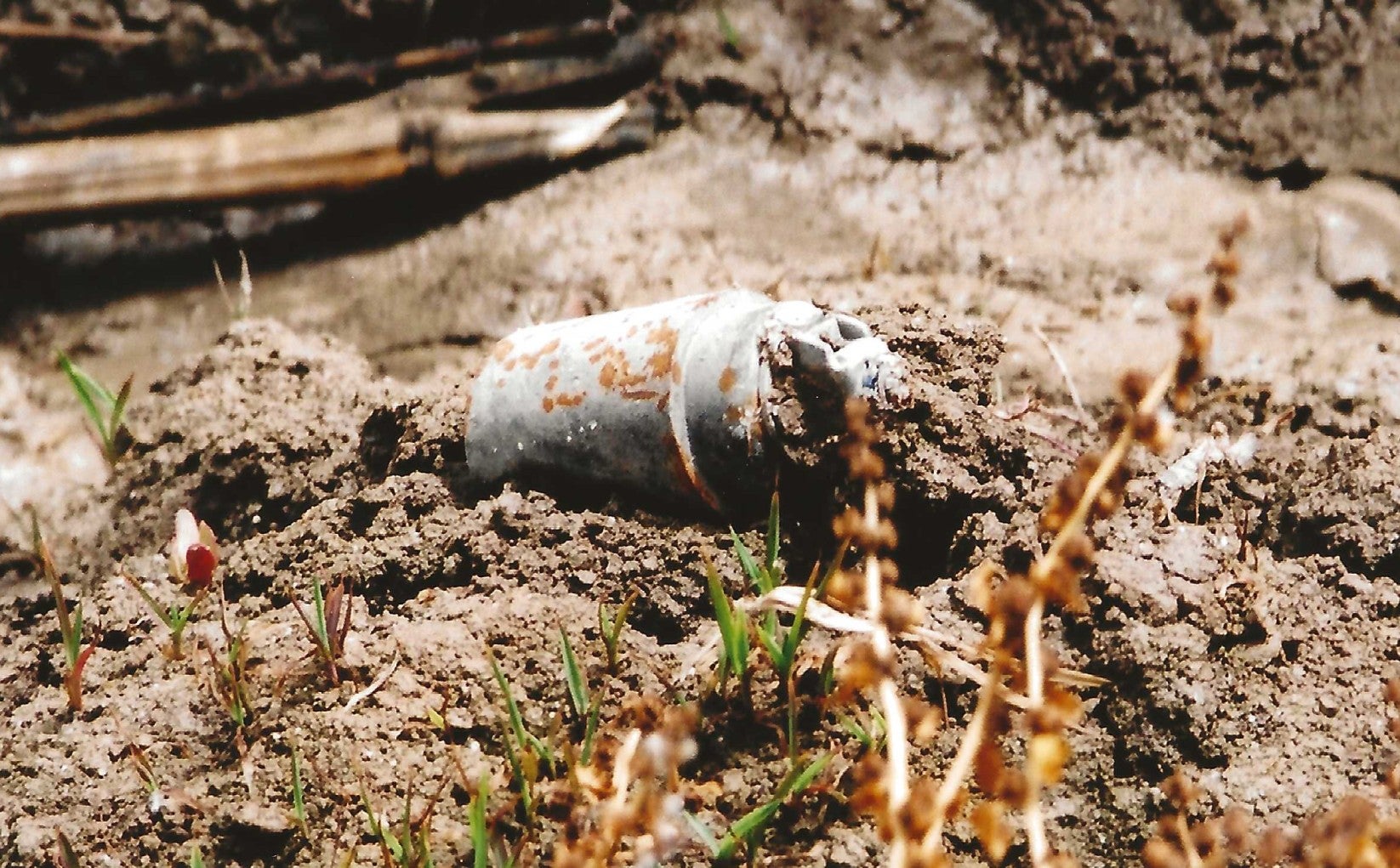 Unexploded DPICM submunition found by Human Rights Watch researchers in a field north of Baghdad, Iraq, in May 2003.