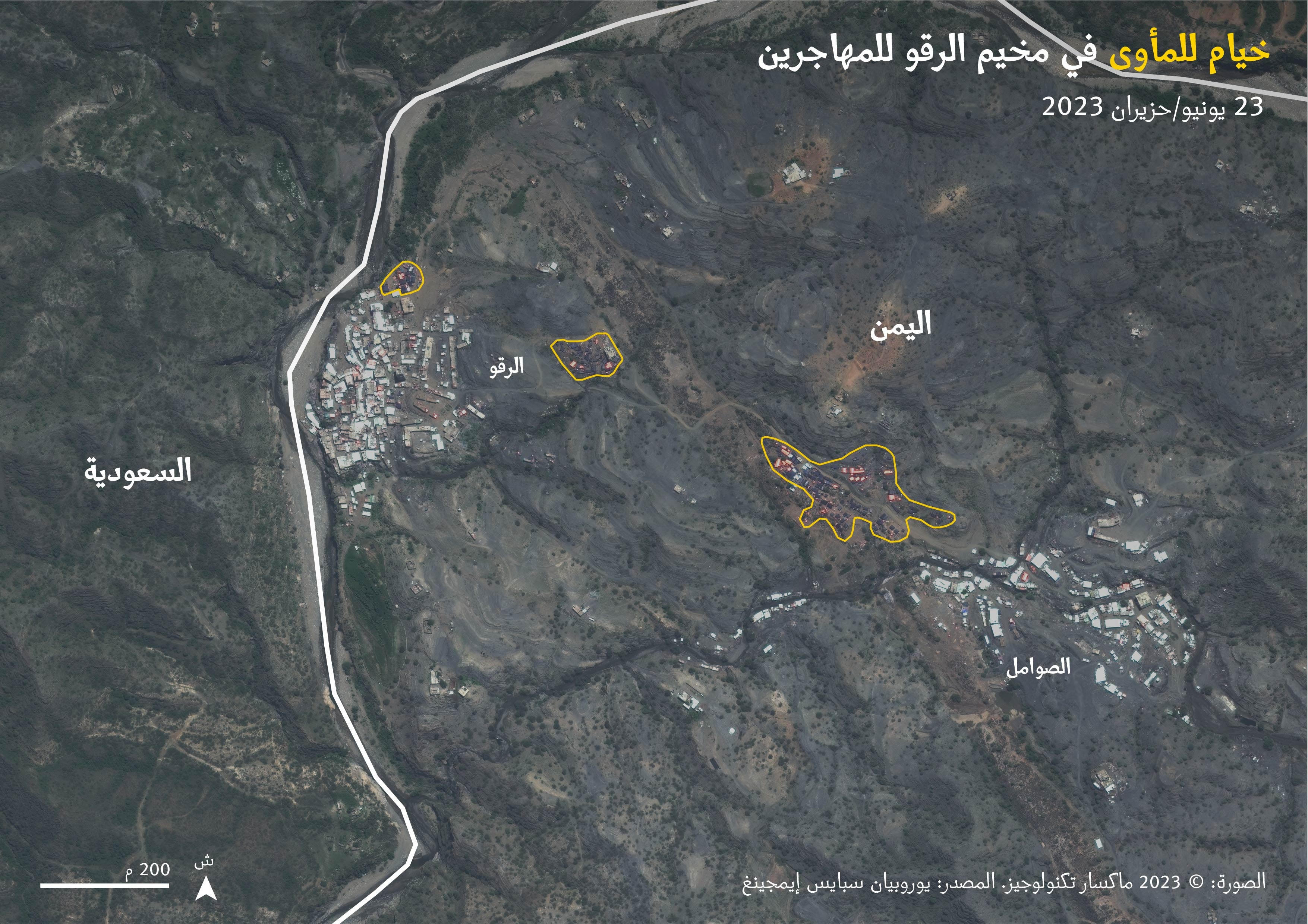 صور من الأقمار الصناعية بتاريخ 23 يونيو/حزيران 2023 تُظهر مخيم الرقو للمهاجرين في محافظة صعدة باليمن على الجانب الآخر من نهر في السعودية.