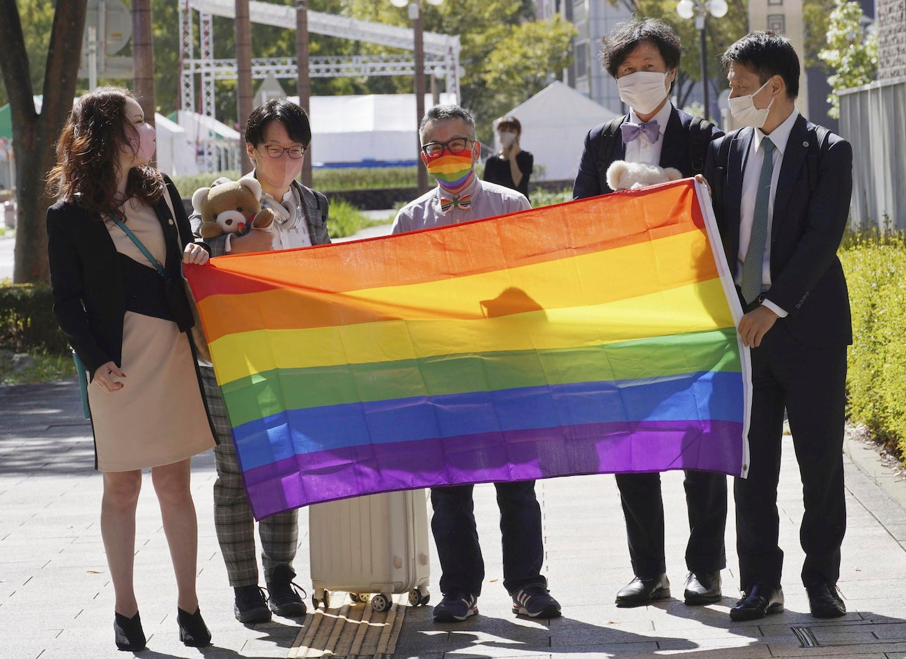 Gen Suzuki, center, enters Shizuoka family court in Hamamatsu, Shizuoka prefecture, central Japan for a court hearing on October 14, 2022.