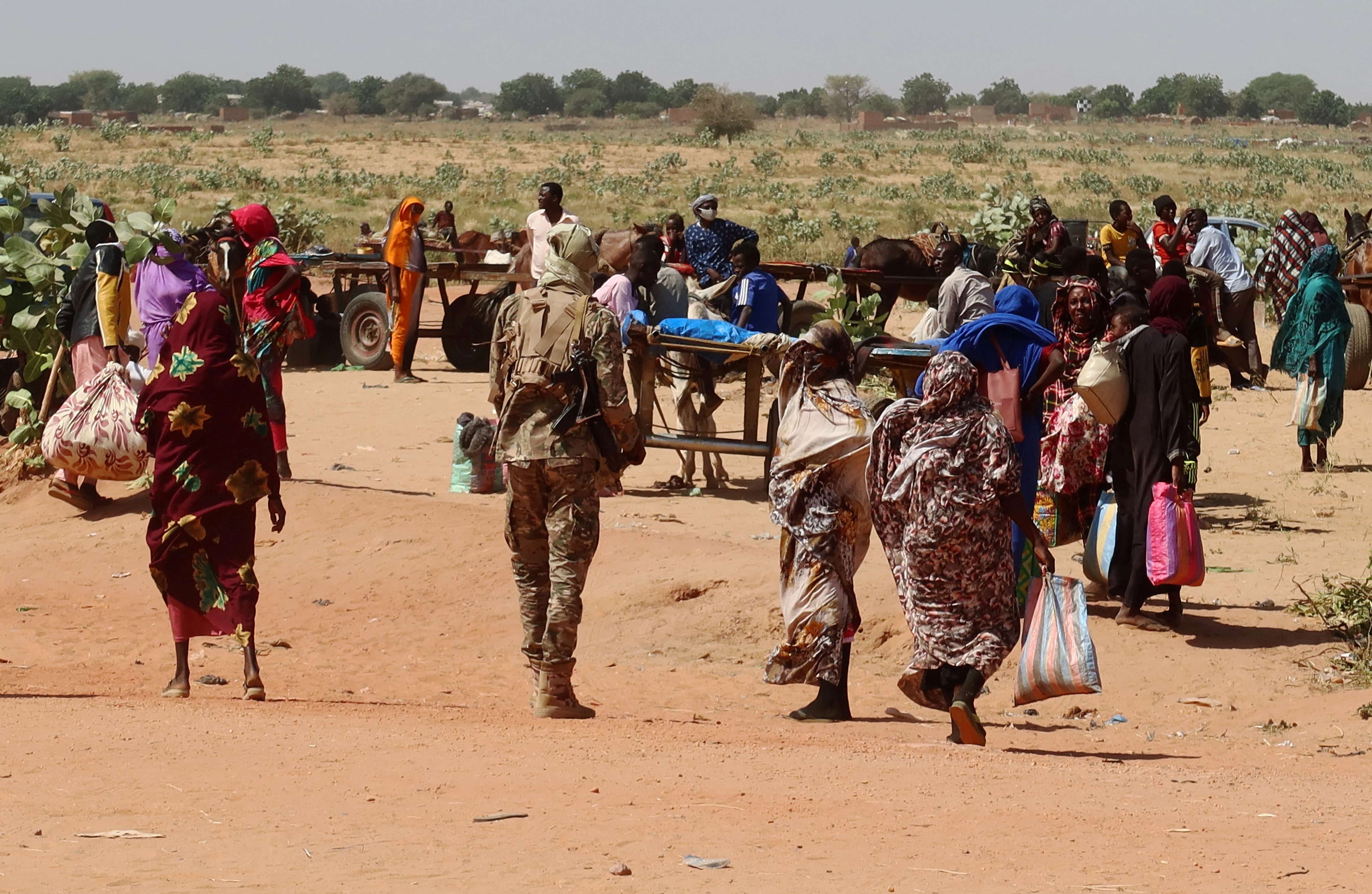 Families escaping Ardamata in West Darfur cross into Adre, Chad, after a wave of ethnic violence, November 7, 2023. Survivors recounted executions and looting in Ardamata, which they said were carried out by RSF and allied Arab militias. © 2023 REUTERS/El Tayeb Siddig