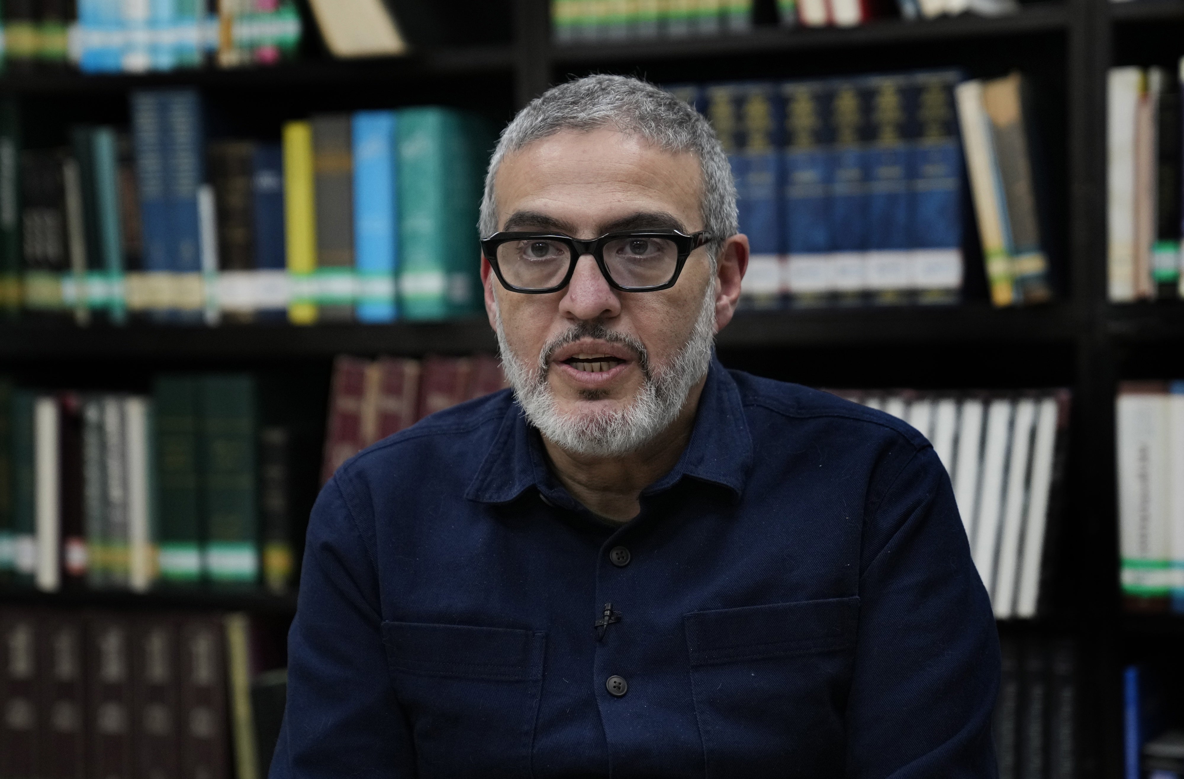 Dr. Ghassan Abu Sittah, ein palästinensisch-britischer plastischer Chirurg, der auf Konfliktmedizin spezialisiert ist, spricht während eines Interviews mit The Associated Press im Institut für Palästinastudien in Beirut, Libanon, 9. Dezember 2023.