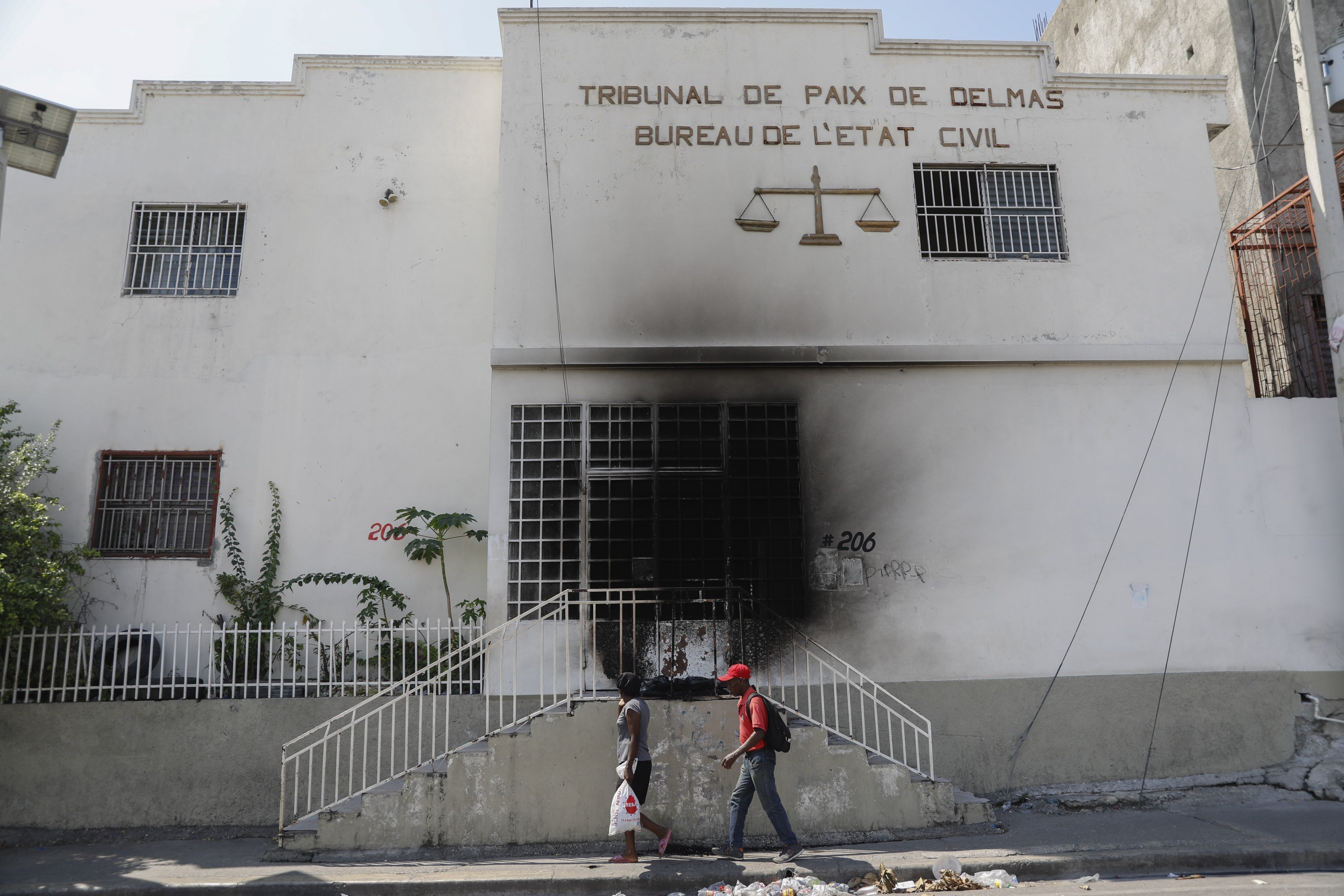 La façade du Tribunal de paix de Delmas, incendié par des groupes criminels dans le quartier de Delmas 28 à Port-au-Prince (Haïti), le 6 mars 2024. 