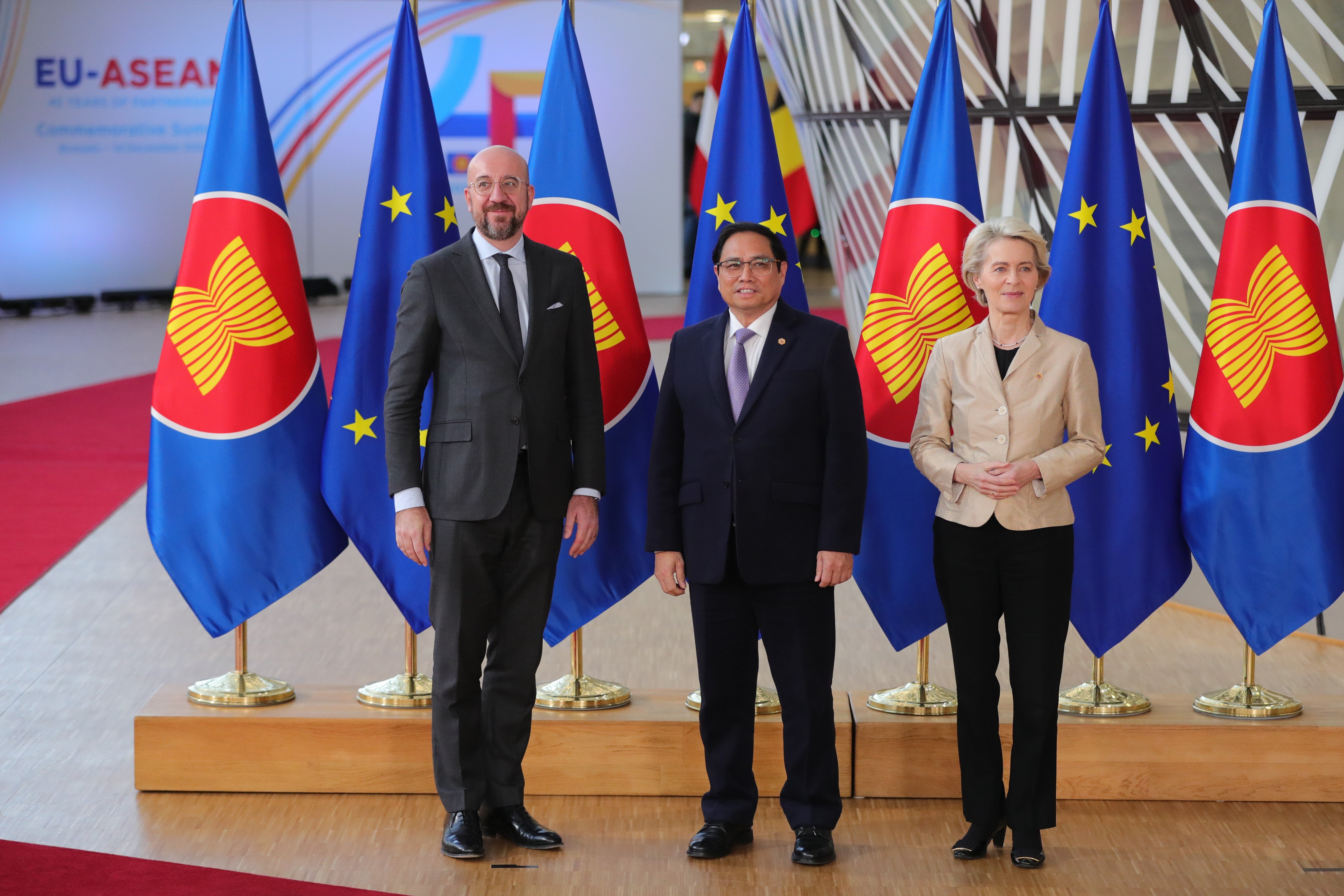 European Council President Charles Michel (L), Vietnamese Prime Minister Pham Minh Chinh (C), and European Commission President Ursula von der Leyen at the EU-ASEAN commemorative summit at the EU headquarters in Brussels, Belgium, December 14, 2022. (