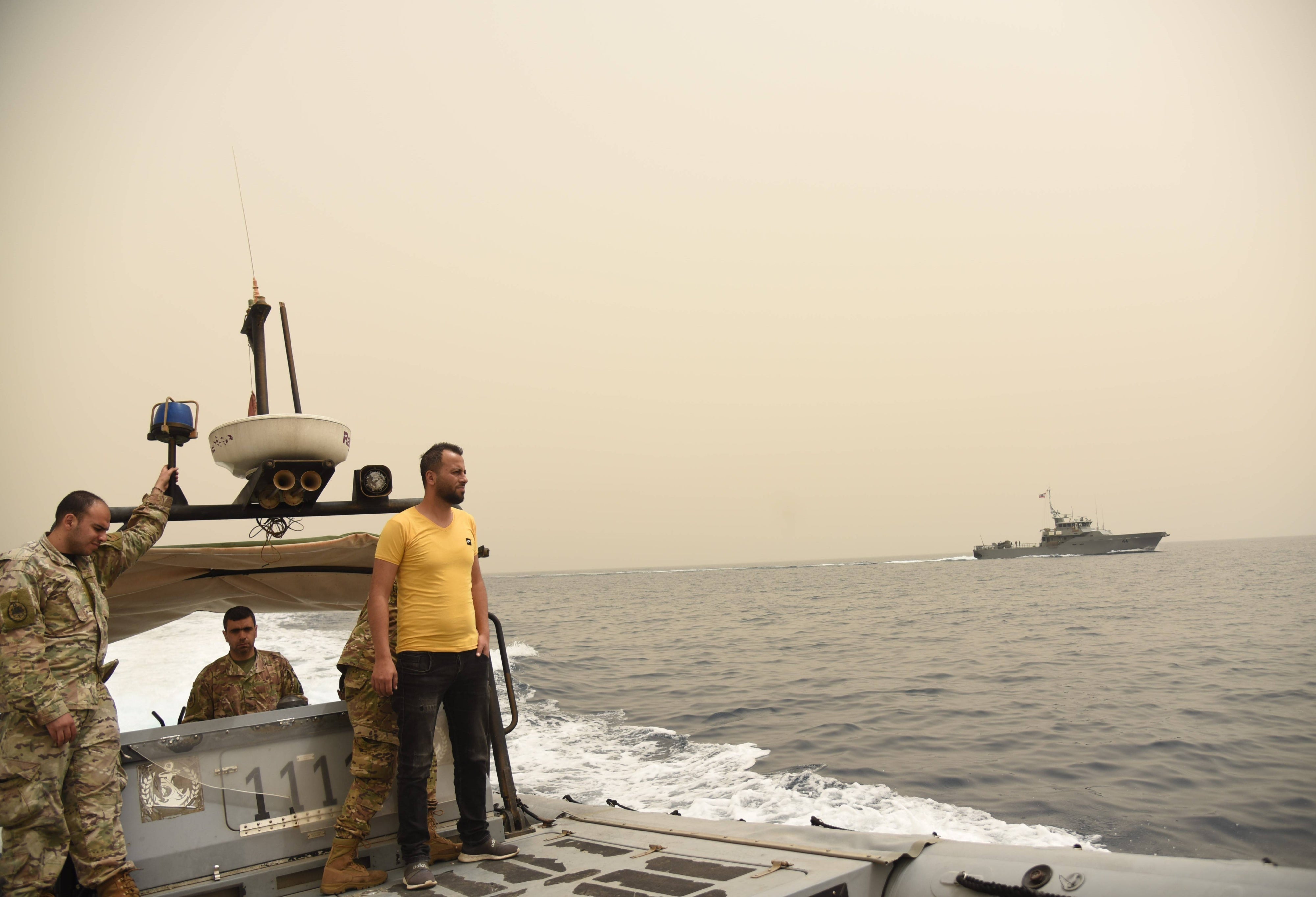 L’esercito libanese cerca sopravvissuti in mare dopo il naufragio di un’imbarcazione di migranti nelle acque a nord di Tripoli, il 24 aprile 2022. © 2022 CHINE NOUVELLE/SIPA/Shutterstock