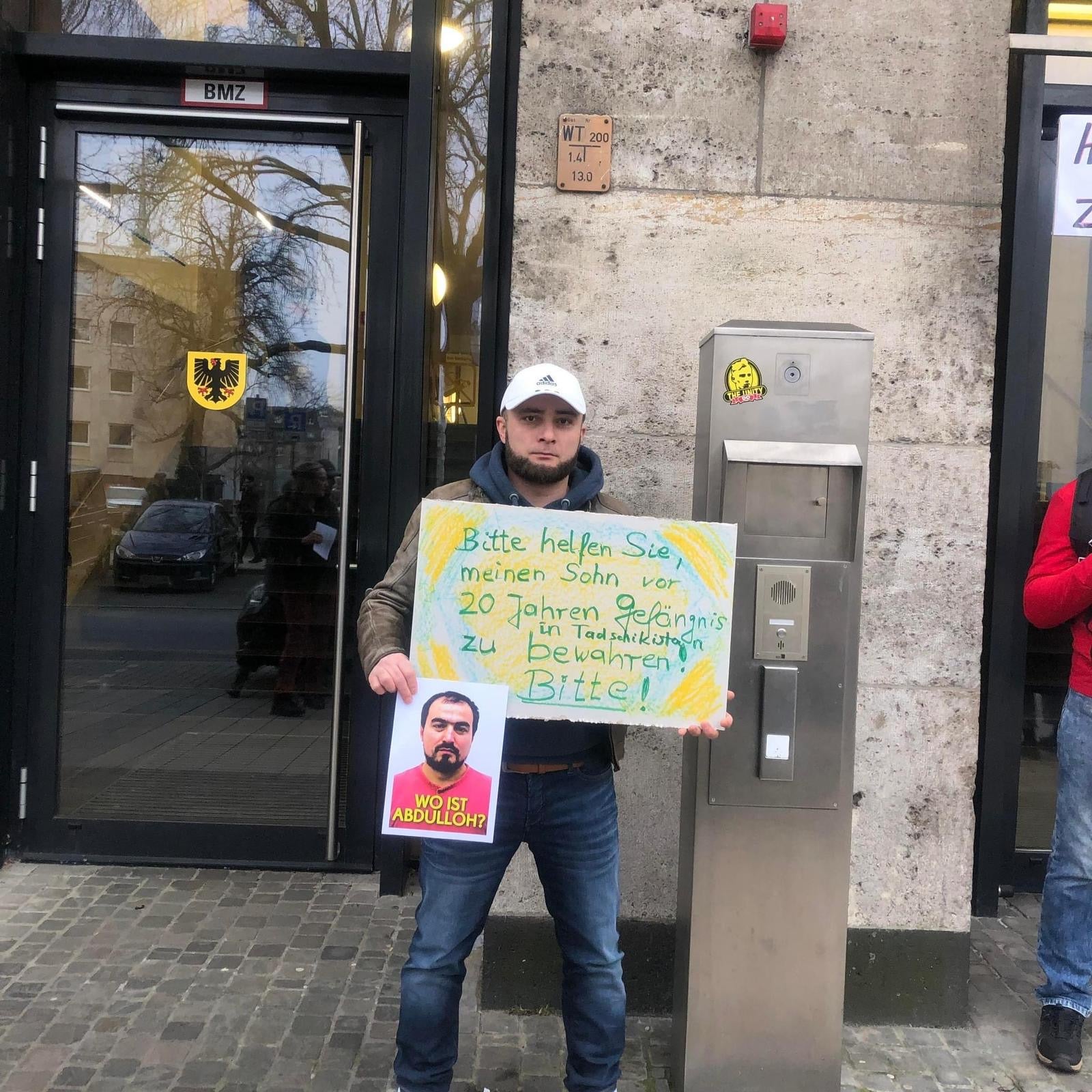 Dilmurod Ergashev bei einer Demonstration in Berlin am 23. Dezember 2022 zur Unterstützung von Abdullohi Shamsiddin, der im Januar 2023 inhaftiert und schließlich nach Tadschikistan abgeschoben wurde.