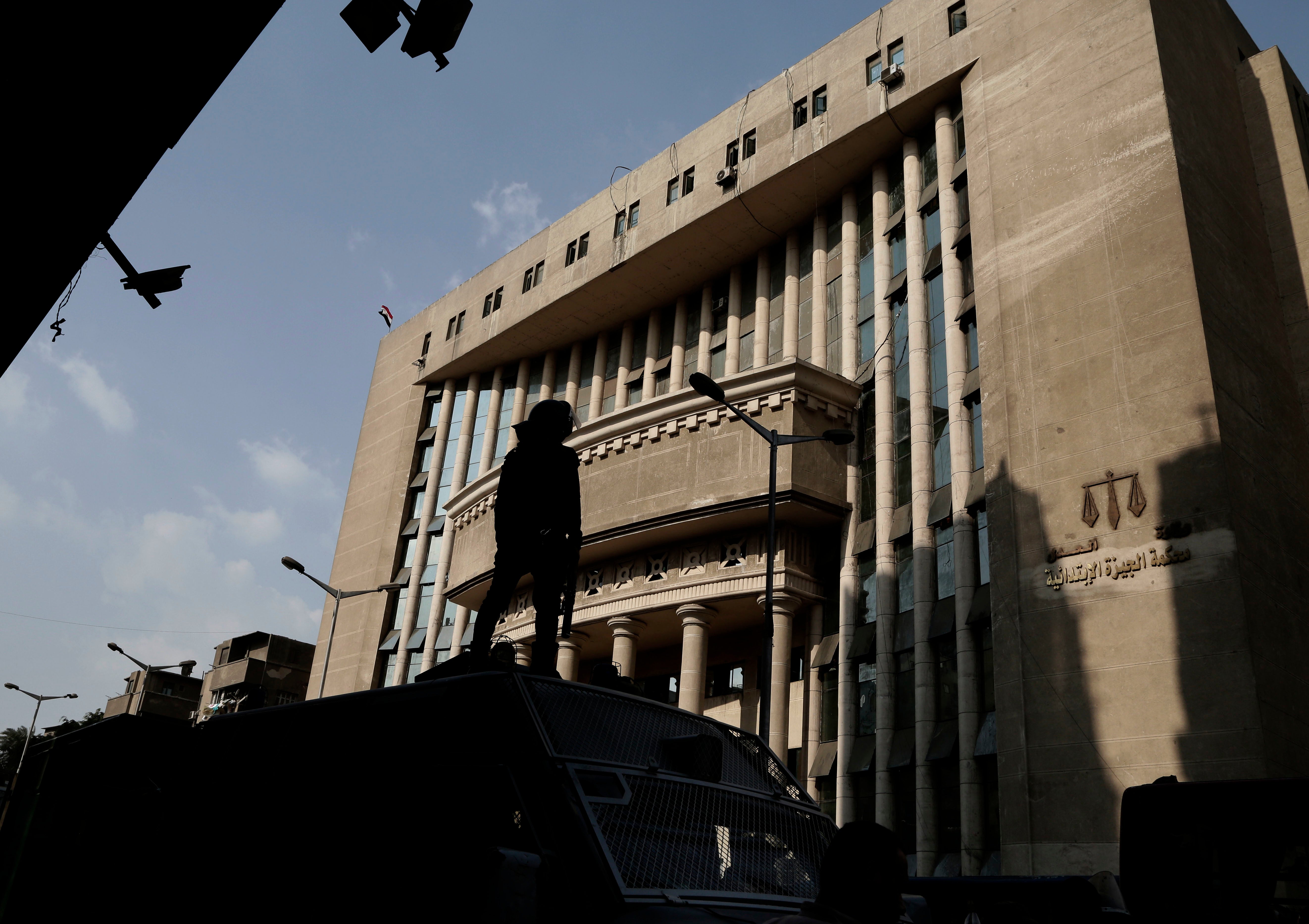 عناصر أمن مصرين يحرسون مبنى محكمة أثناء وصول محامي حقوق الإنسان البارز خالد علي لجلسة استماع في القاهرة، مصر، 8 نوفمبر/تشرين الثاني 2017. 