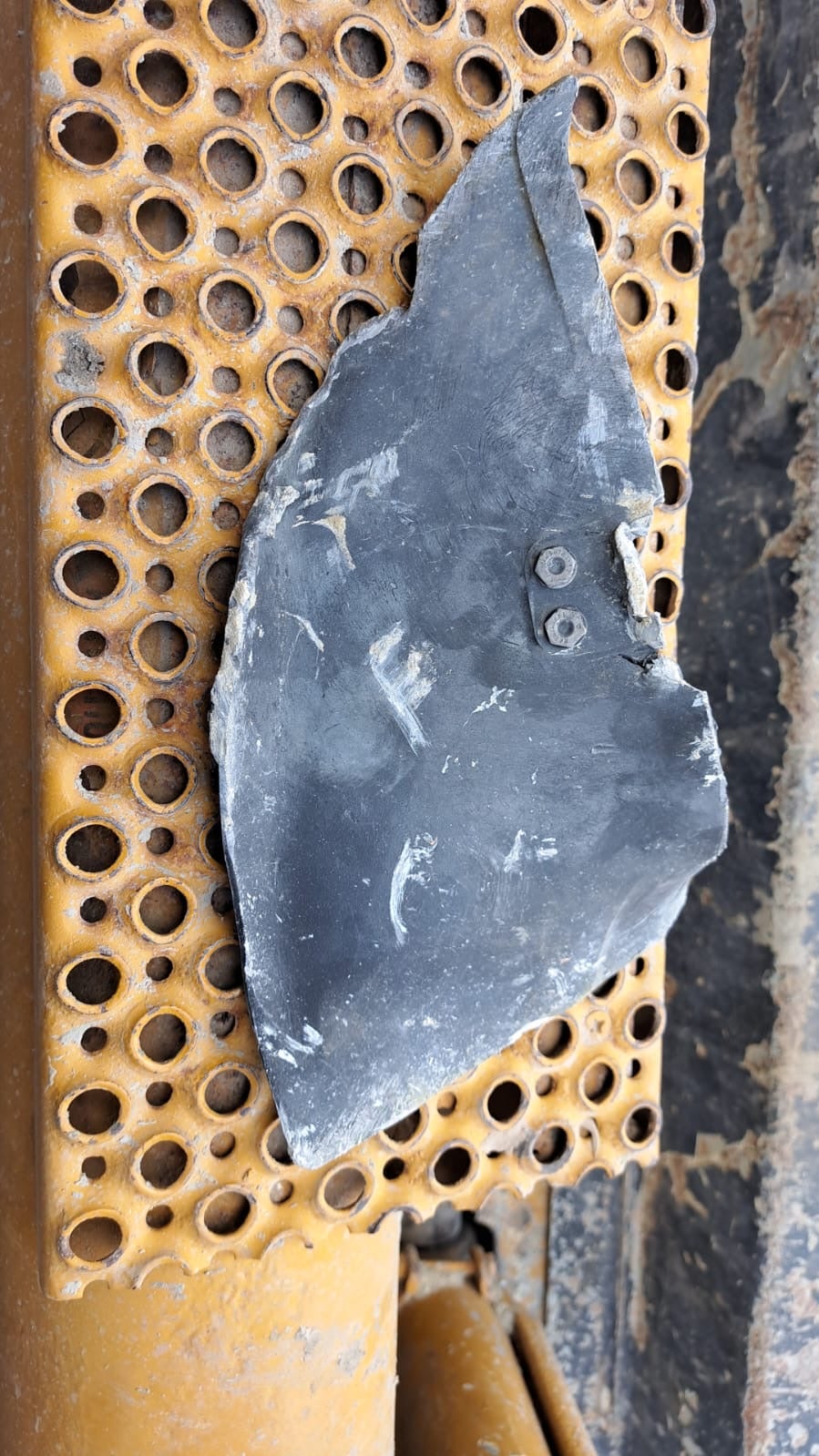 Un autre fragment de bombe trouvé par le propriétaire du Hasbaya Village Resort situé dans le sud du Liban, Anoir Ghaida, peu après la frappe israélienne menée le 25 octobre 2024 contre ce complexe hôtelier.