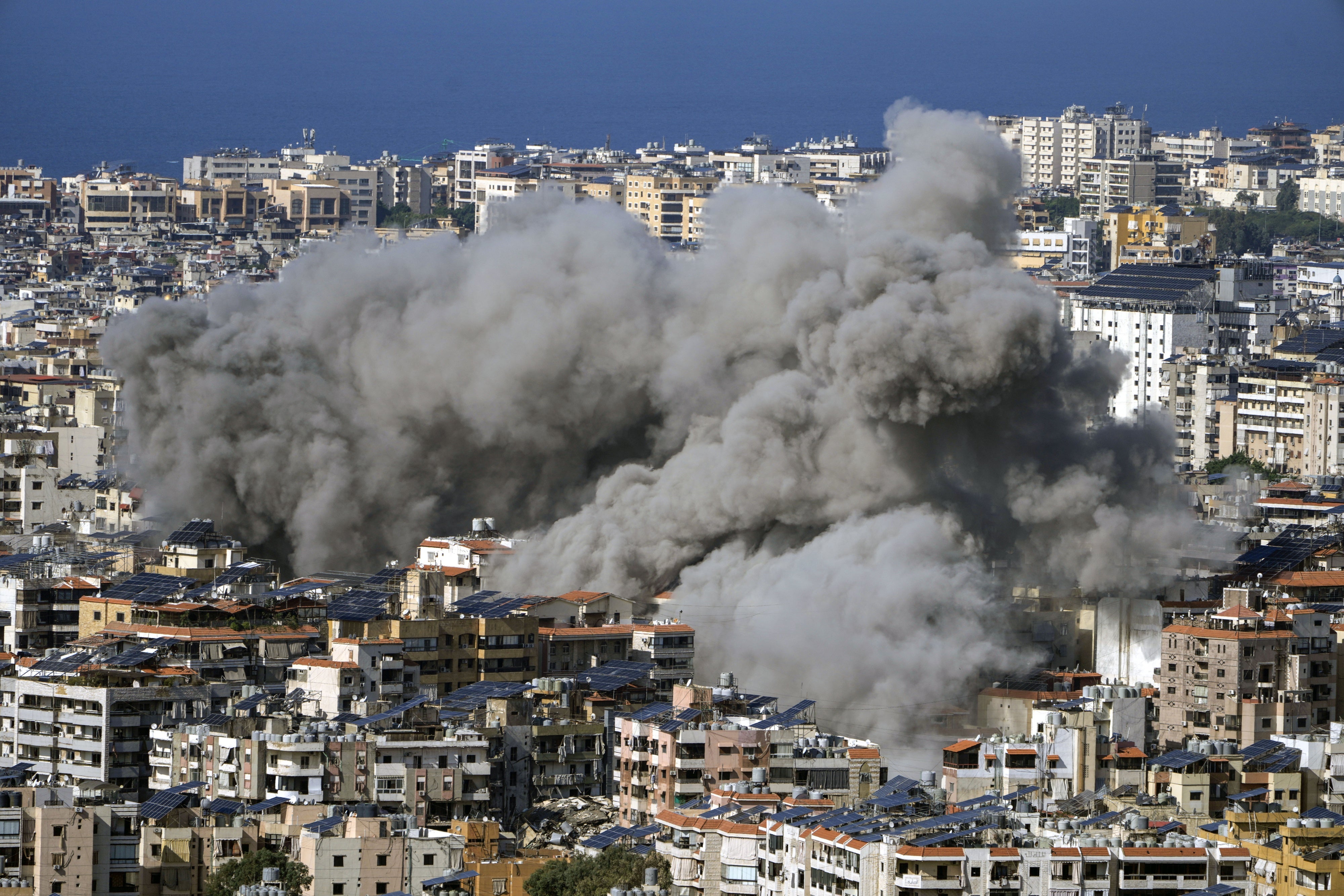  Smoke rises after an Israeli airstrike on Dahiyeh, in the southern suburb of Beirut, Lebanon, November 12, 2024. 