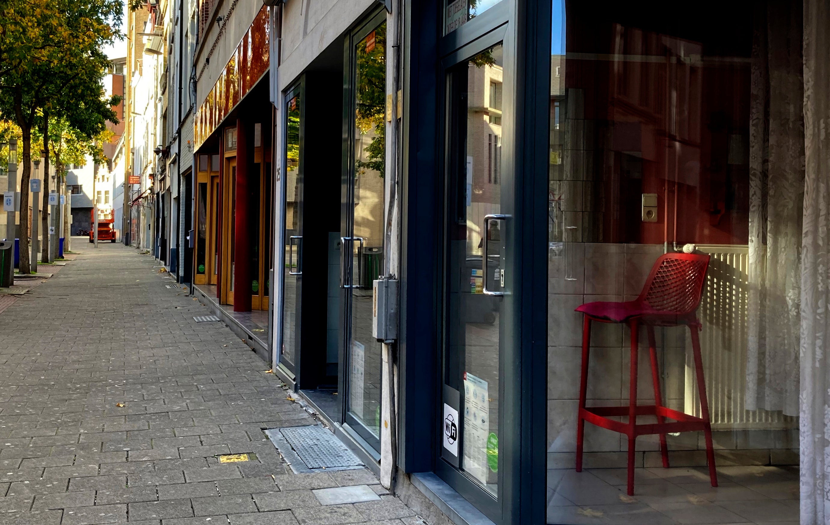 Une ruelle avec des vitrines devant des lieux d’emploi de travailleuses du sexe à Anvers, en Belgique, photographiée le 3 novembre 2020. 