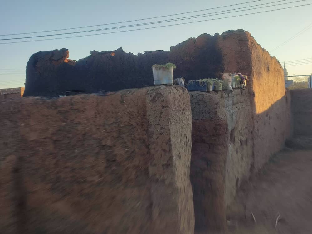 Une des photographies envoyées par un habitant de Tayba, montrant selon lui une maison incendiée par les Forces du Bouclier du Soudan lorsqu’elles ont attaqué ce village, le 10 janvier 2025.