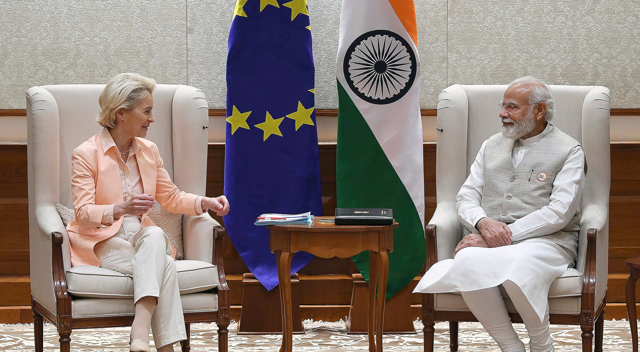 EU Commission President Ursula von der Leyen (left) and Indian Prime Minister Narendra Modi meeting in New Delhi, April 25, 2022.