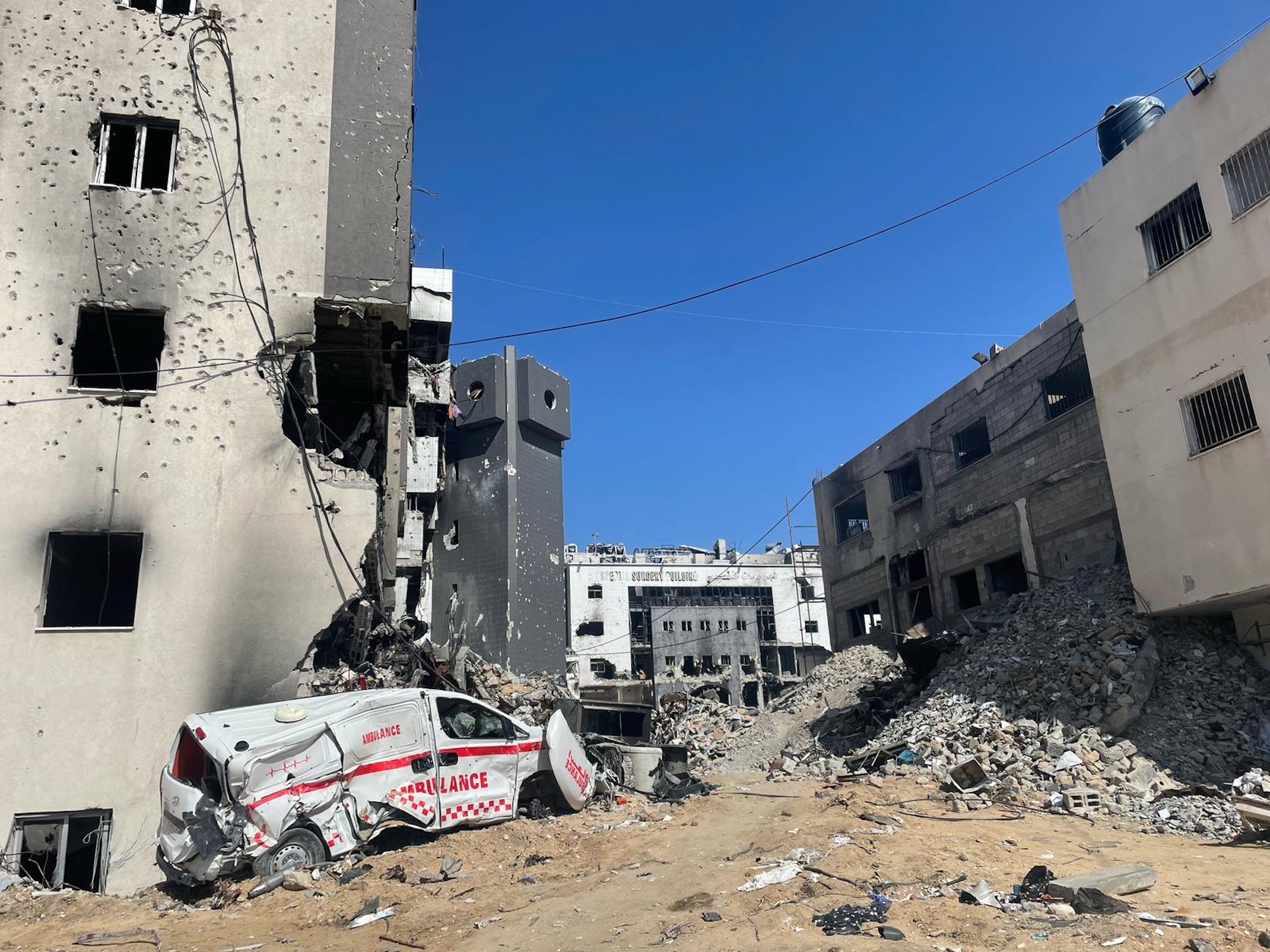 Une ambulance détruite et des tas de décombres étaient visibles en février 2025 sur le site de l’hôpital A-Shifa, qui a été gravement endommagé lors d’attaques menées par les forces israéliennes en novembre 2023 et en mars 2024.