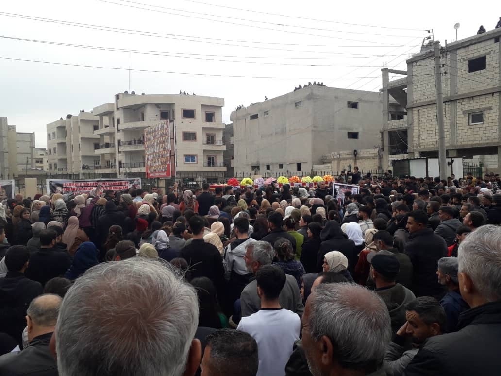 قرويون وسكان من كوباني متجمعون لدفن 10 أفراد من عائلة عبدو، الذين قتلوا جميعا في غارة بمسيّرة، في مارس/آذار 2025.