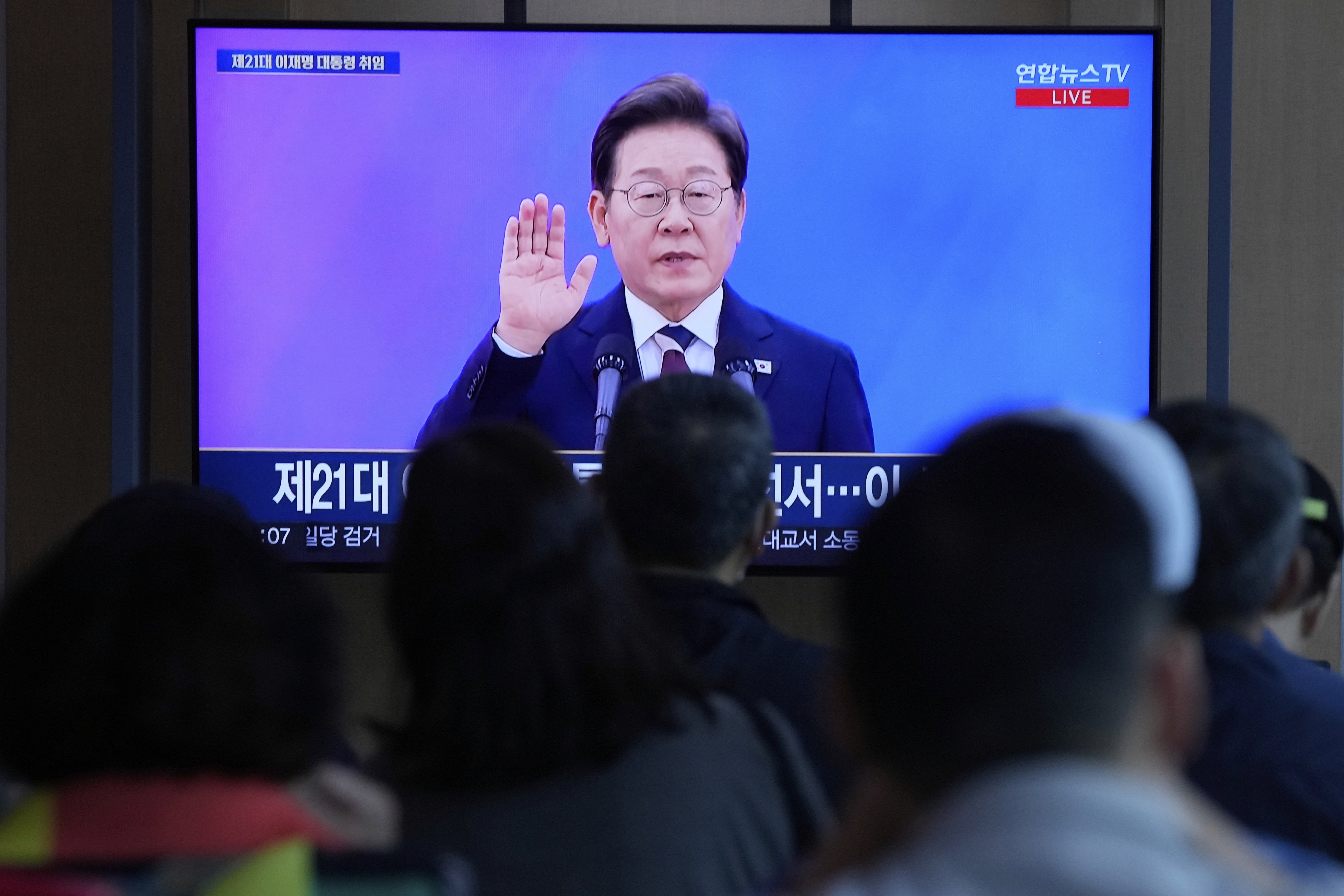 People watch a live broadcast of the inauguration ceremony of South Korean President Lee Jae-myung at the Seoul Railway Station