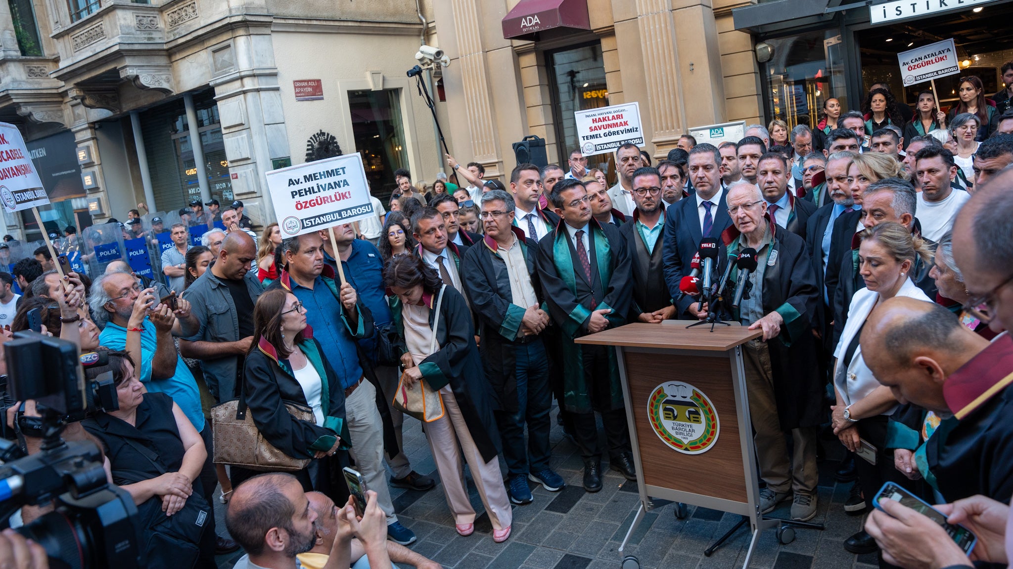 Lawyers from Istanbul Bar Association protest the detention of Mehmet Pehlivan, lawyer to jailed mayor Ekrem İmamoğlu, and other detained lawyers. Istanbul, June 23, 2025.