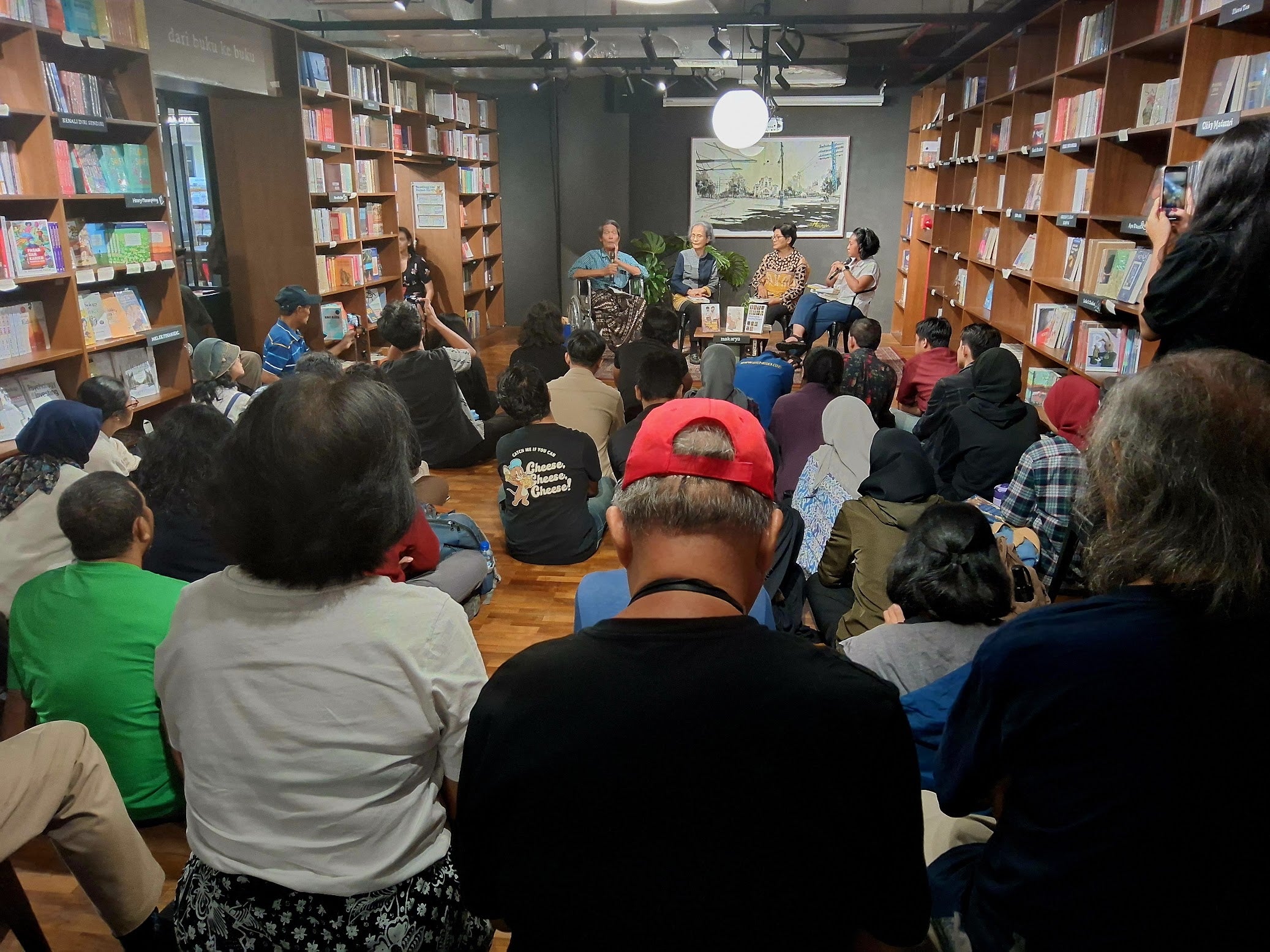 A discussion about the 1965-1966 massacres in Indonesia with a former political prisoner, the daughter of a general killed on September 30, 1965, and a psychologist who edited a book on the traumas of the victims, September 30, 2025.