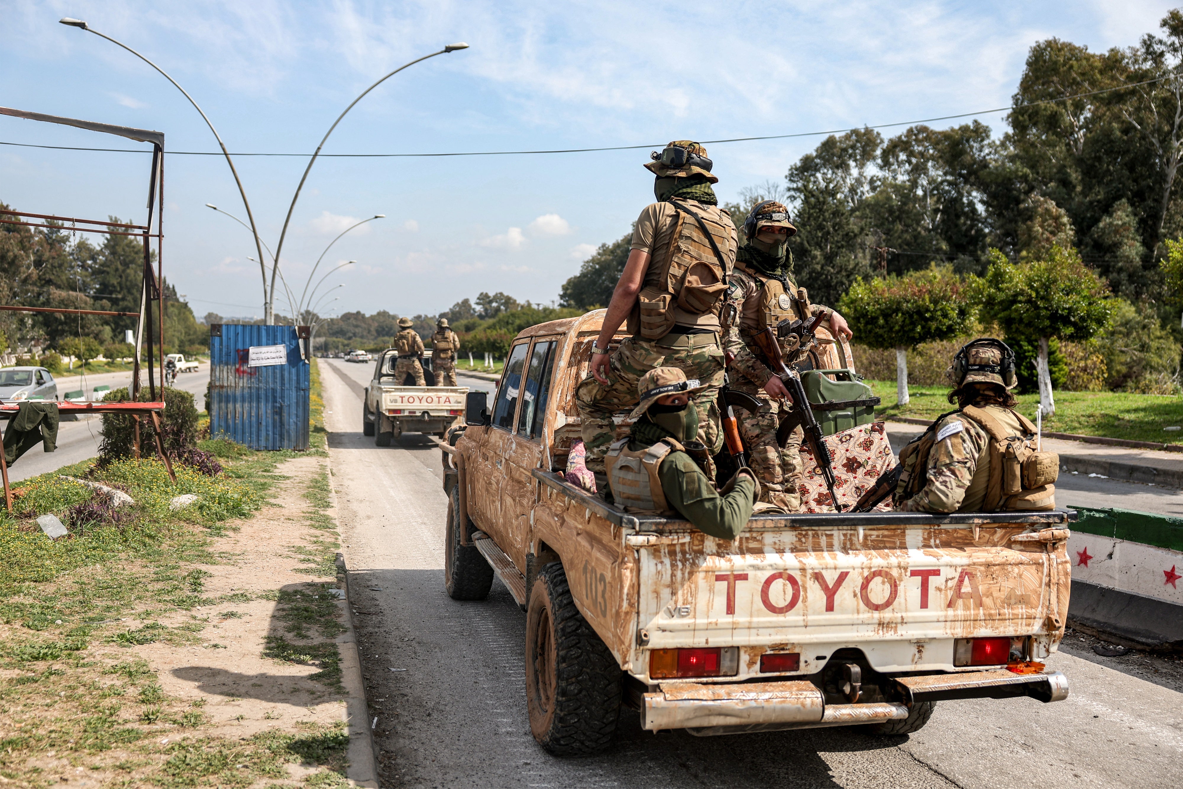 قوات حكومية سورية في مدينة اللاذقية، غربي سوريا، في 9 مارس/آذار 2025. 